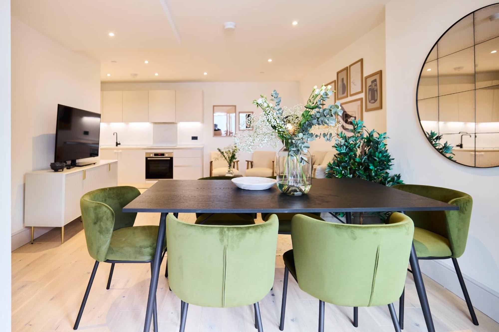 The South Wimbledon Escape - Lovely 3bdr With Balcony Londen