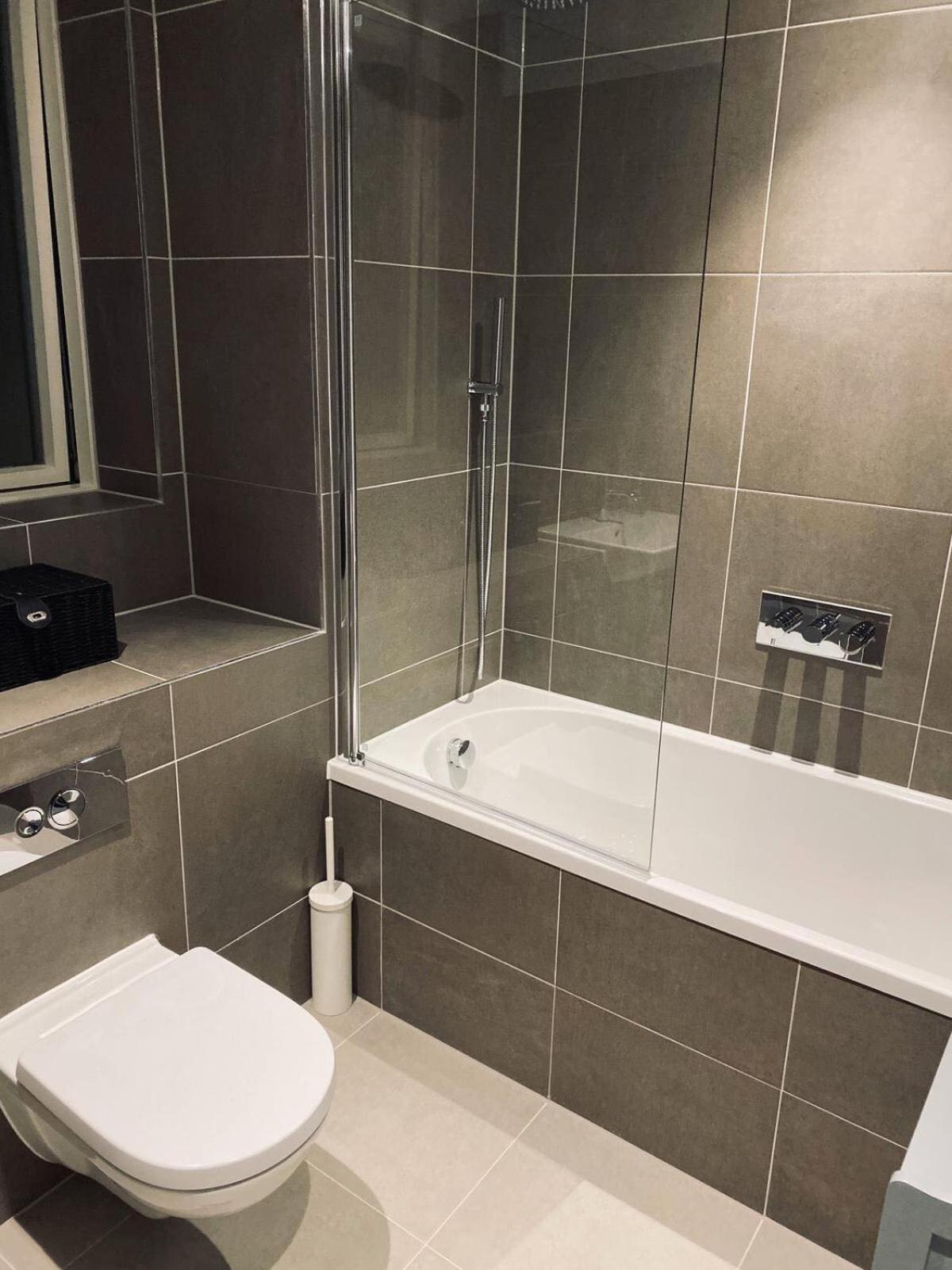 1bed Balcony Grocery Downstairs * London