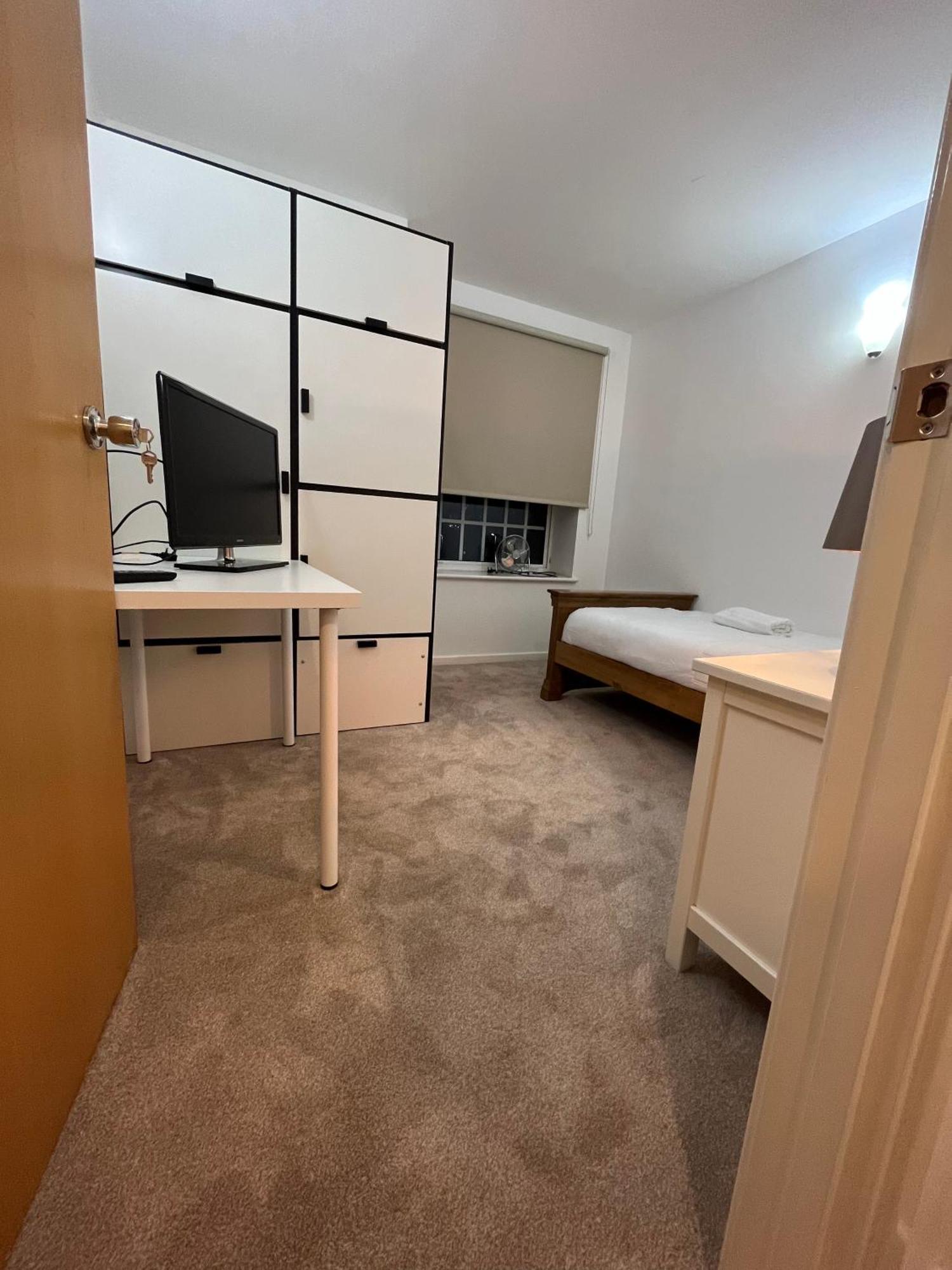Pensionat Roomzzz Near The Excel Exhibition Centre Royal Victoria O2 Arena Central 24 Hour Self Check-in