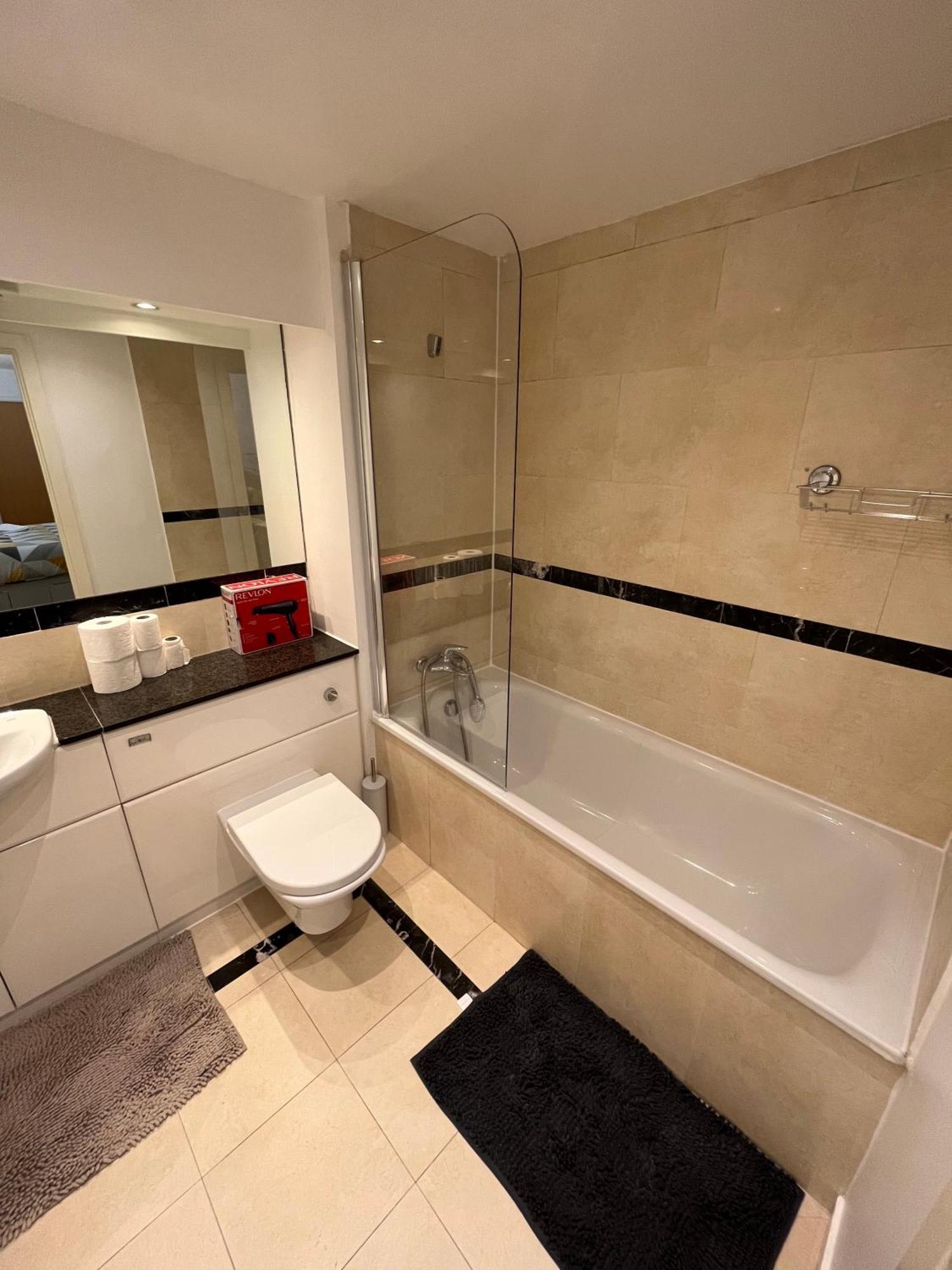 Roomzzz Near The Excel Exhibition Centre Royal Victoria O2 Arena Central 24 Hour Self Check-in Pensionat London