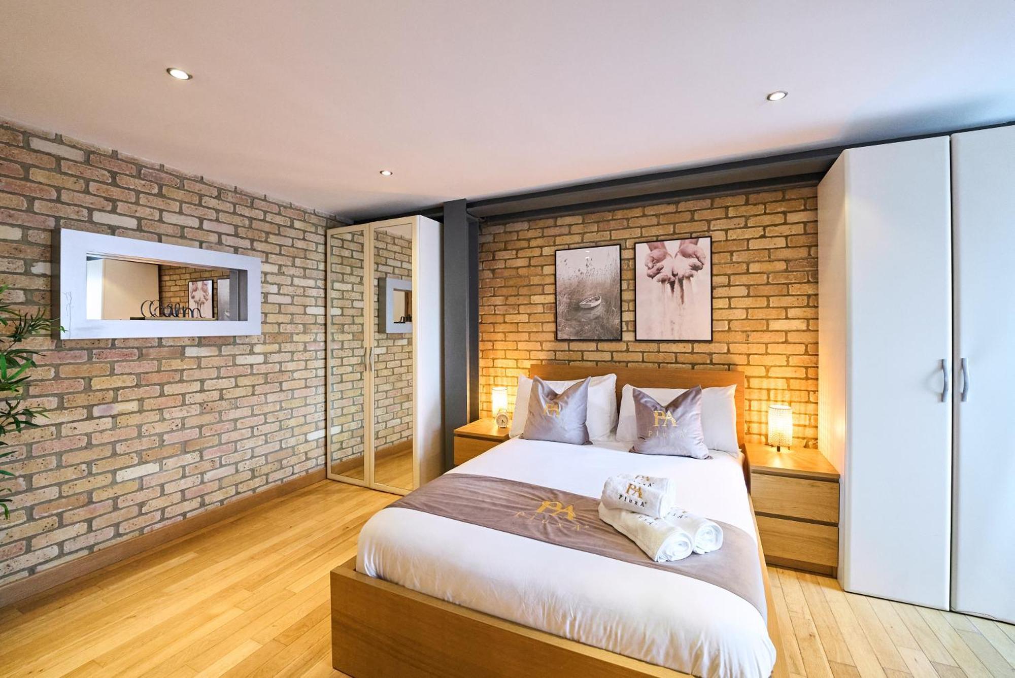 Burgundy Bliss Elegant Retreat - Pluxa Mocha * Londra
