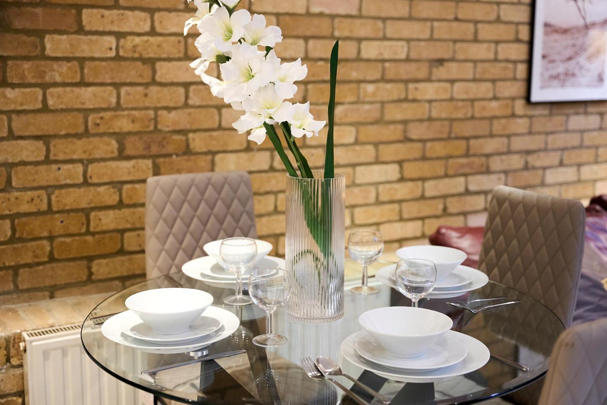 Burgundy Bliss Elegant Retreat - Pluxa Mocha Appartamento