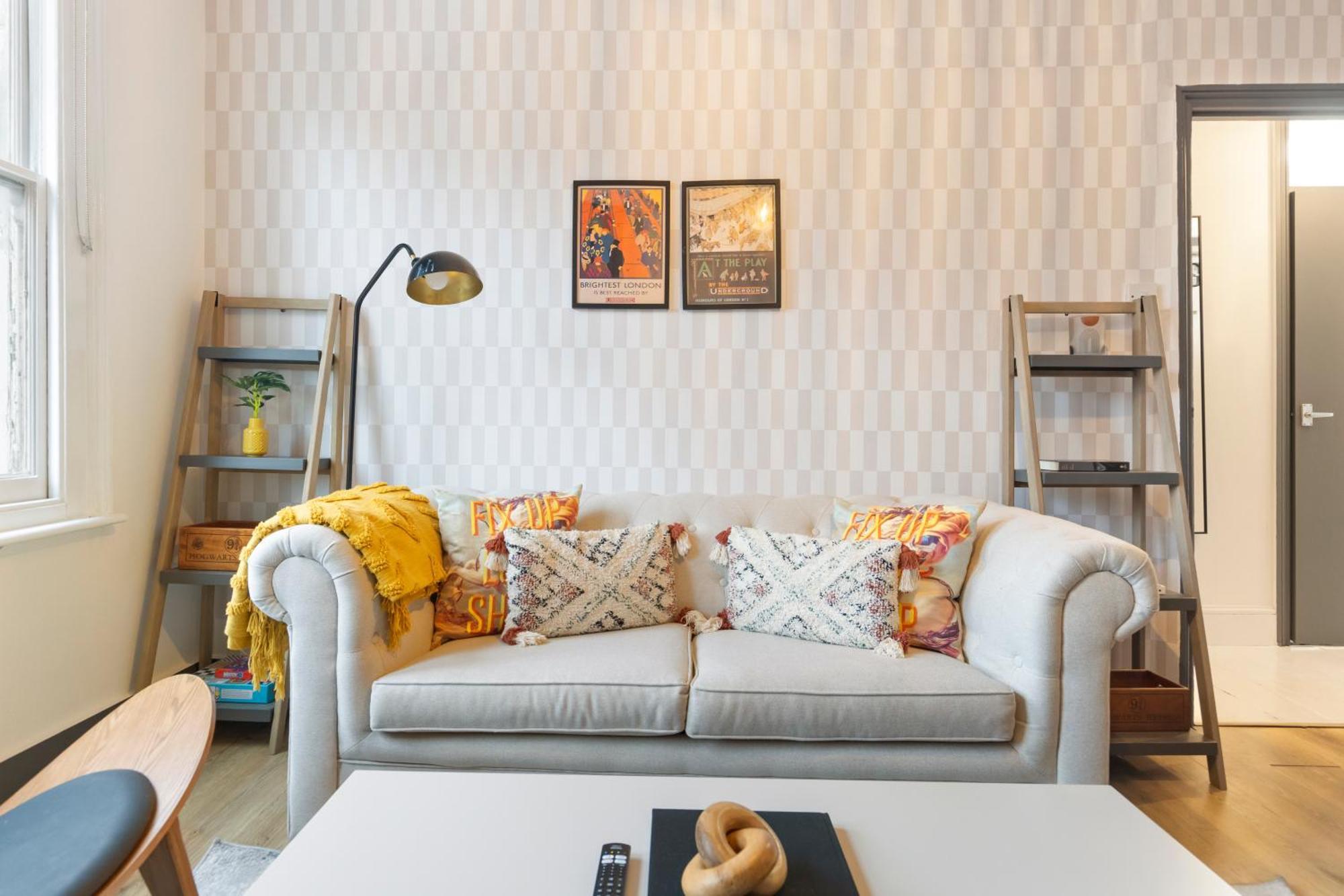 Bright & Airy Rooftop In Apartment
