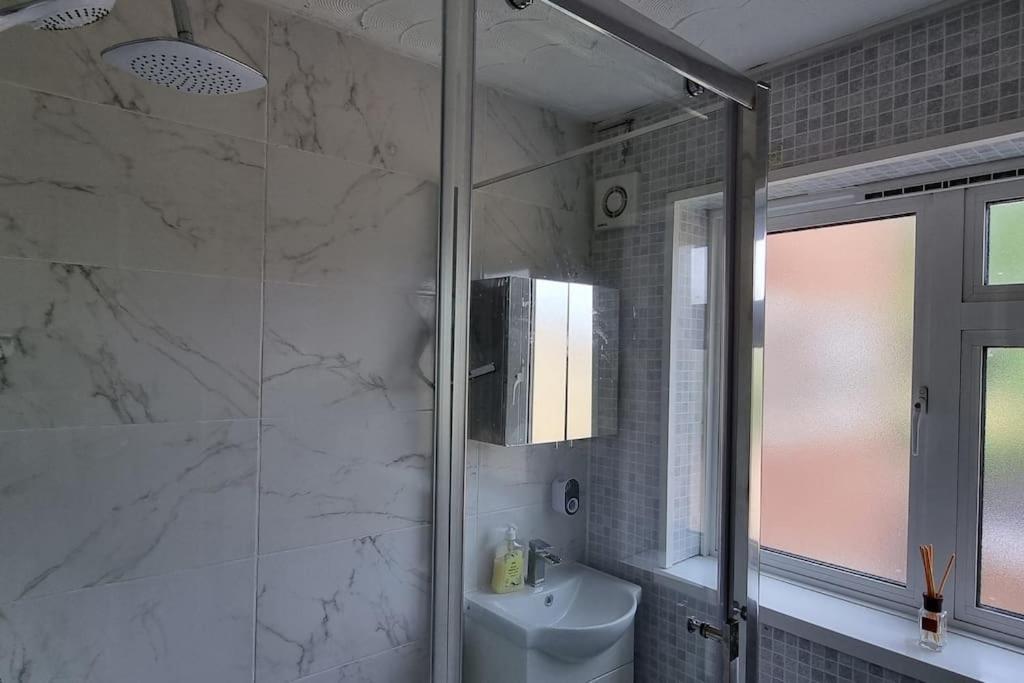 Entire Flat In Alexandra Palace Apartment *