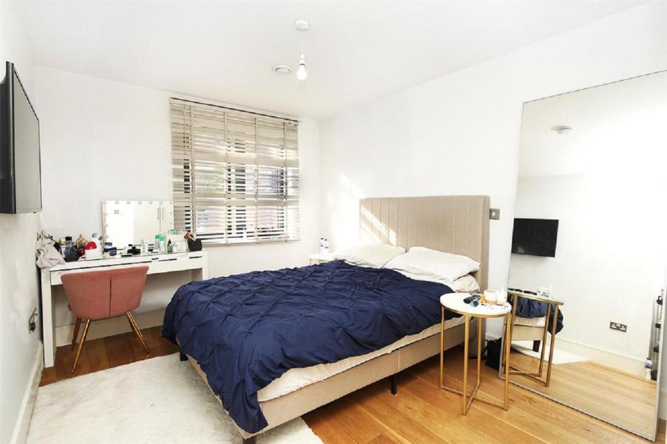 Exquisite One Bed With View And Near Tube Lägenhet London