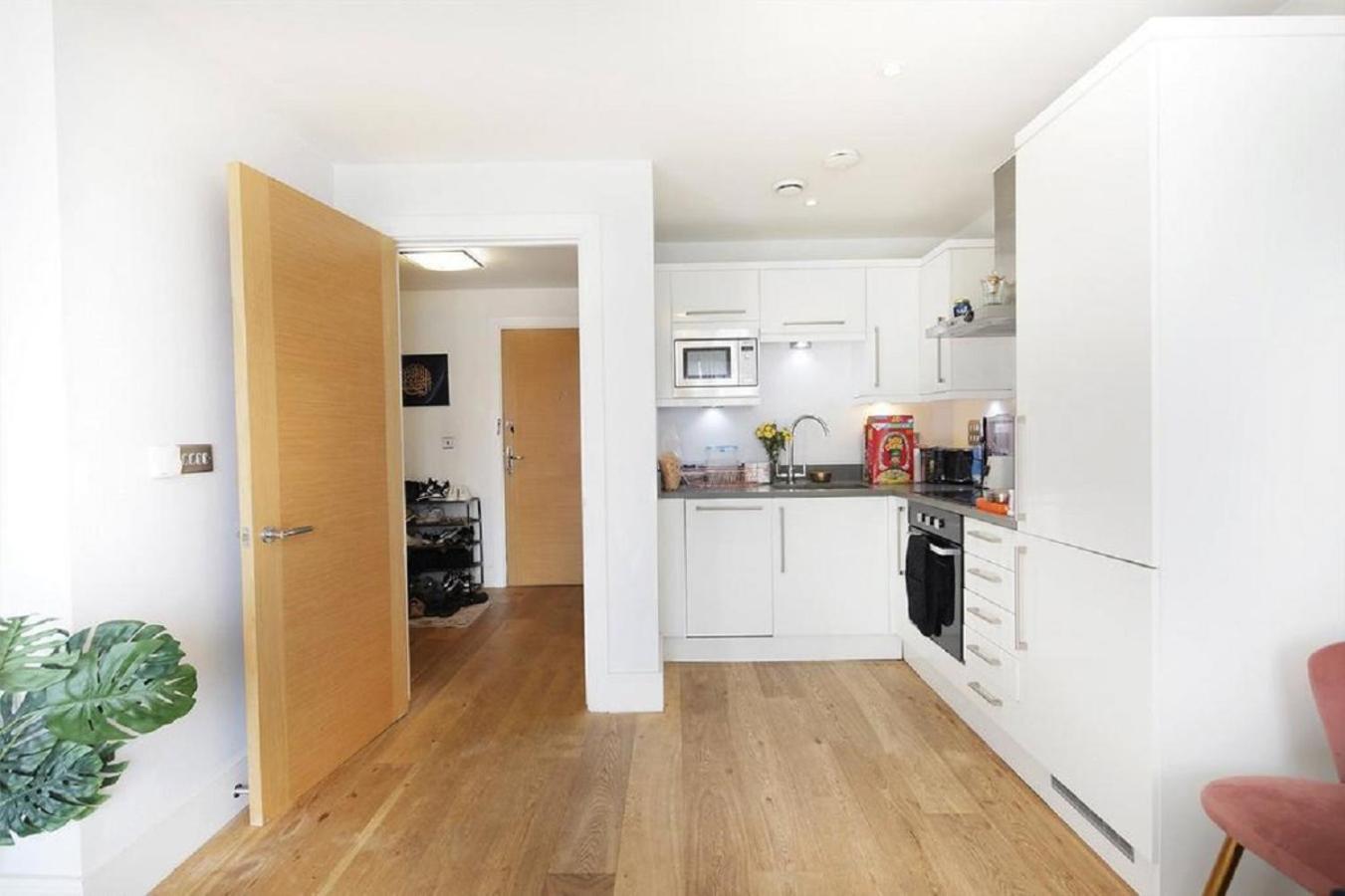 Exquisite One Bed With View And Near Tube Lägenhet