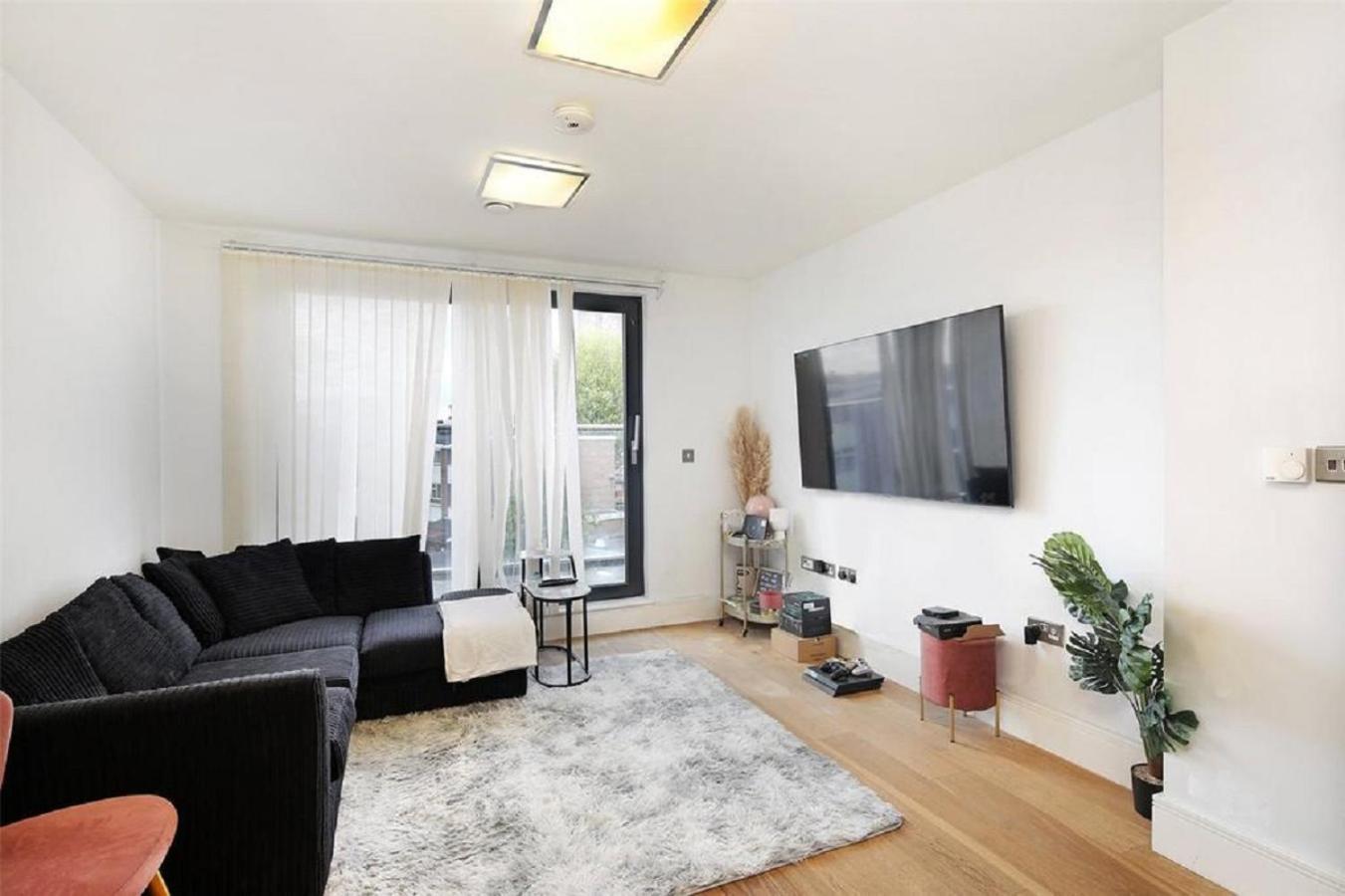 Exquisite One Bed With View And Near Tube Lägenhet London
