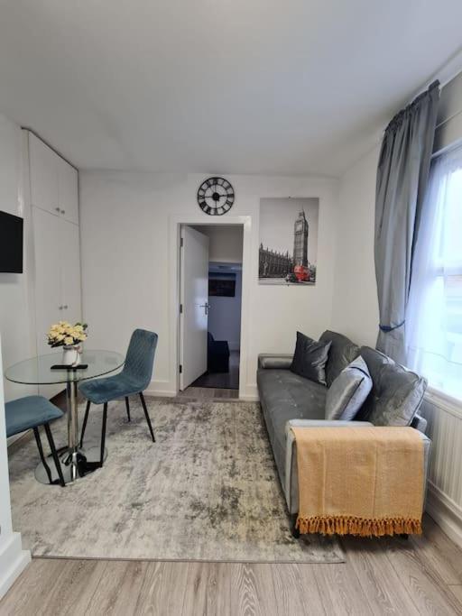 Stylish And Spacious 1 Bedroom Kensal Tube 1a * Londra