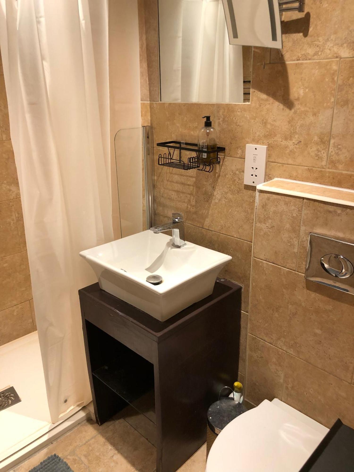 Shared House - Private With Dedicated Guest Bathroom Near Paddington Rum i privatbostad *