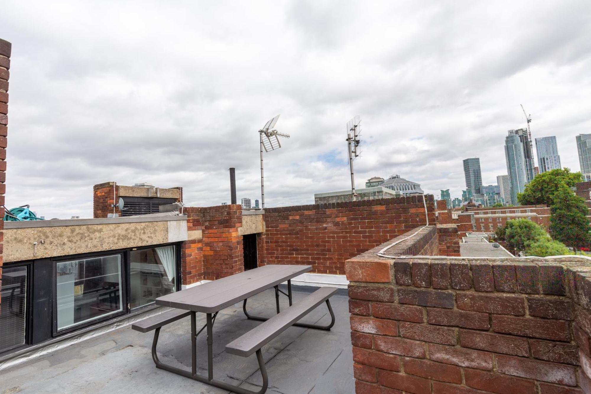 Unique Spacious Central 3 Bedroom With Rooftop Terrace Lejlighed