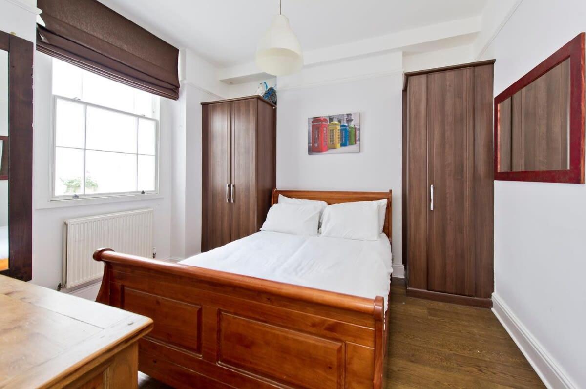 Charming 2-bed Near Buckingham Palace Lägenhet London