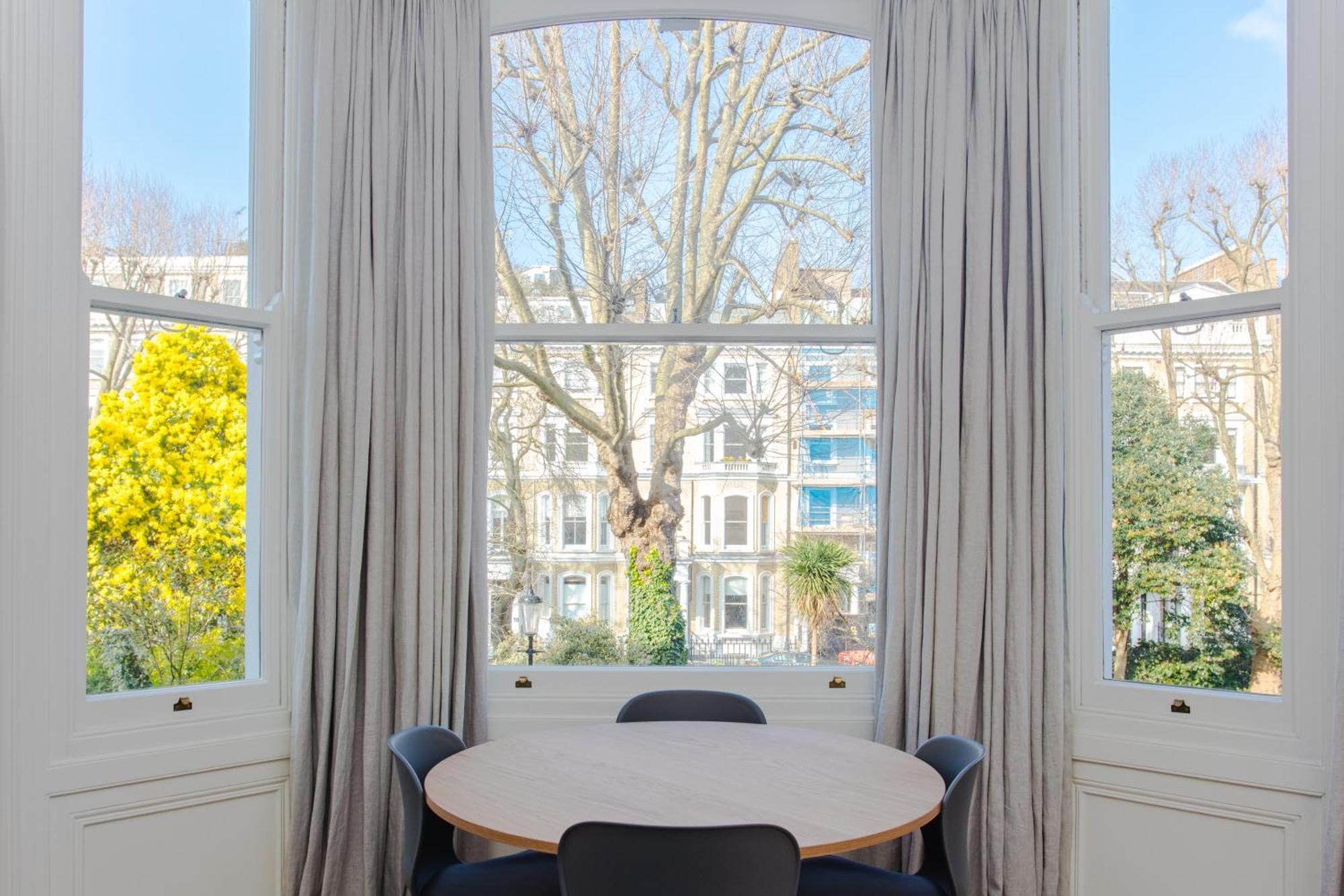 Modern & Spacious 1 Bedroom In Apartment *