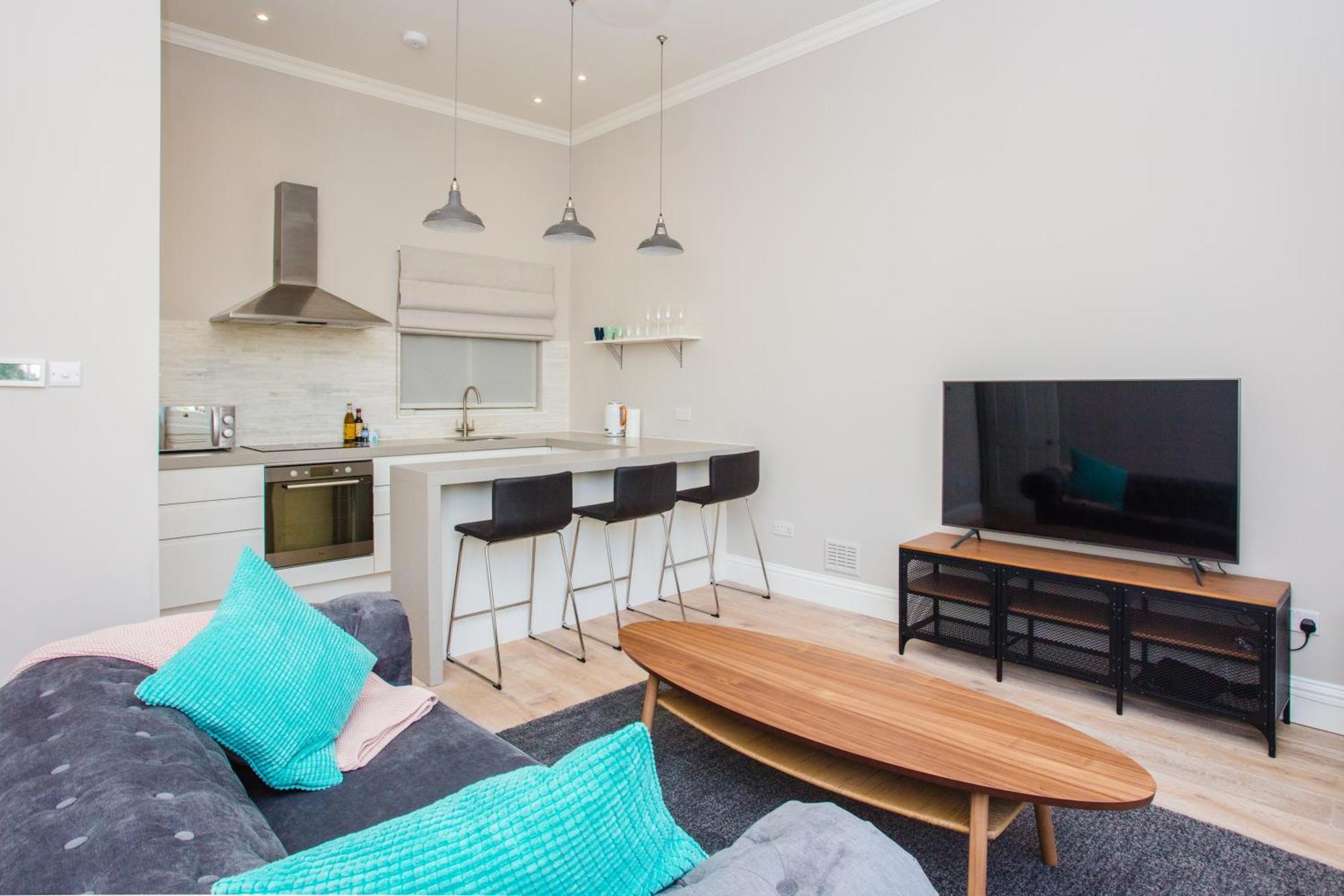 Modern & Spacious 1 Bedroom In Apartment *