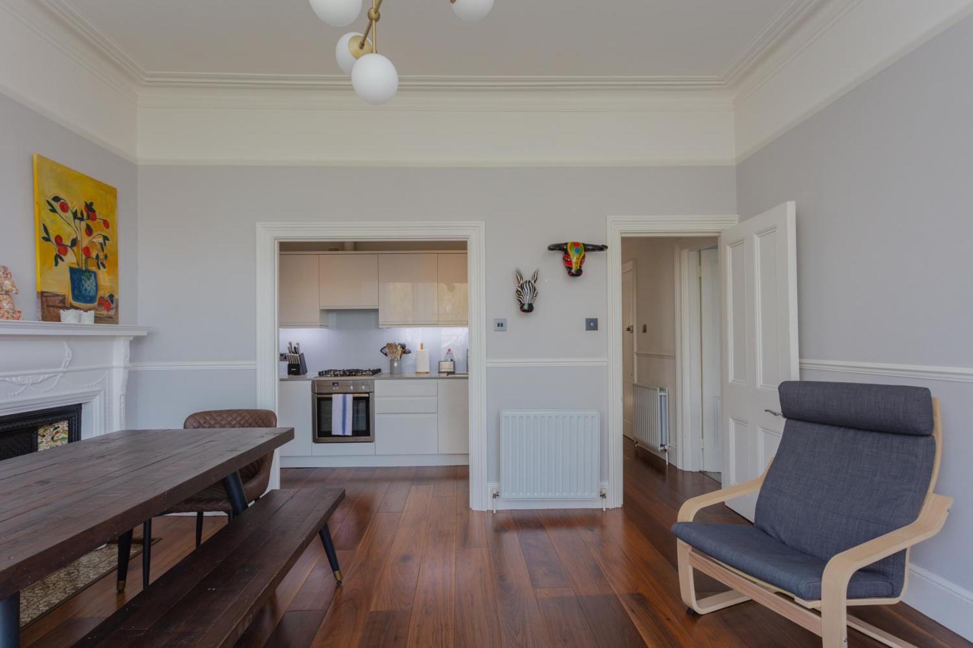 Newly Renovated 3 Bedroom In North West Lägenhet *