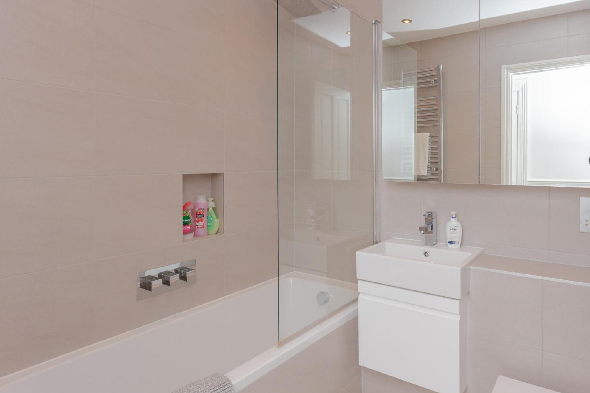 Leilighet Newly Renovated 3 Bedroom In North West *