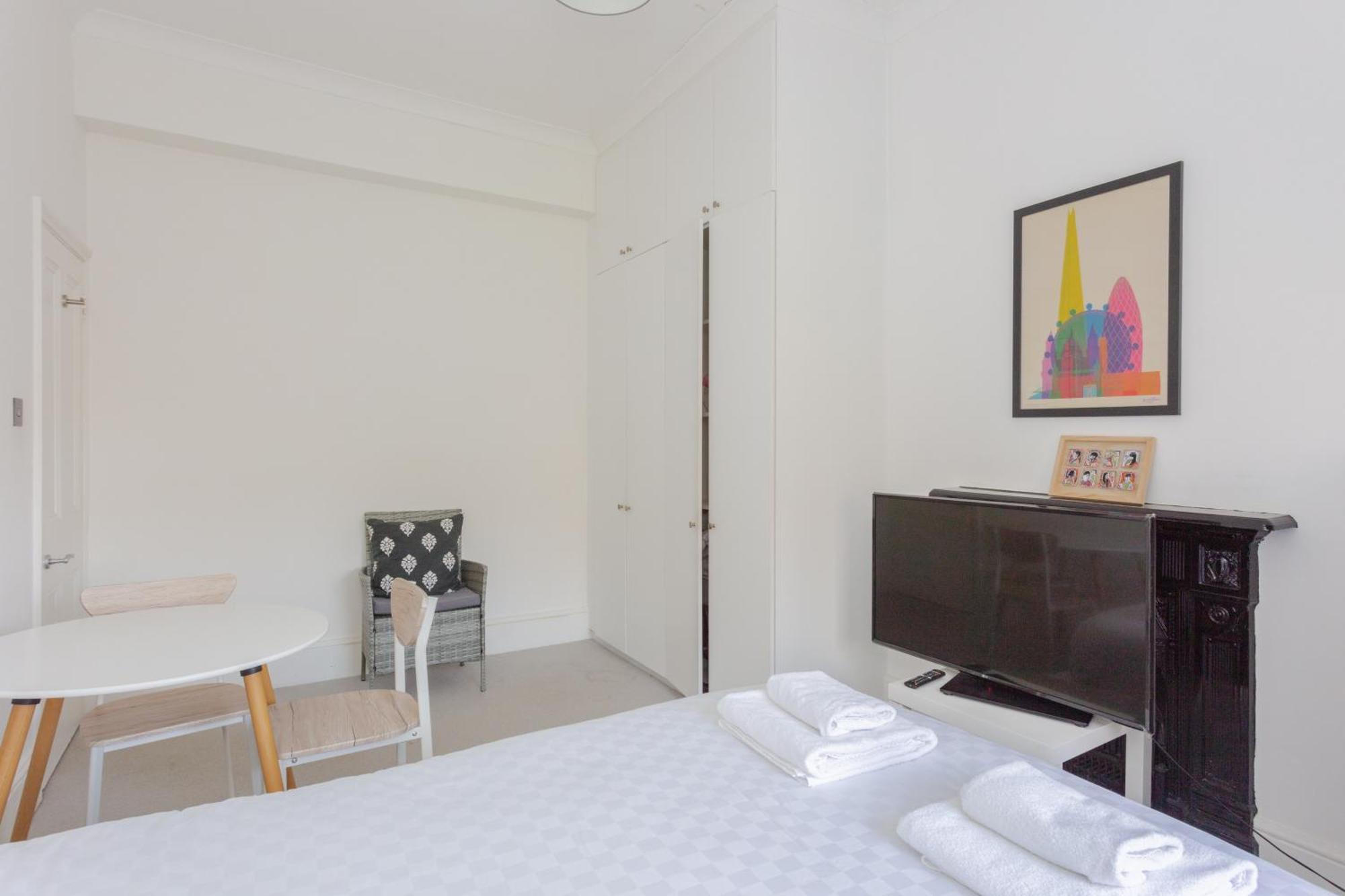 Newly Renovated 3 Bedroom In North West Lägenhet London