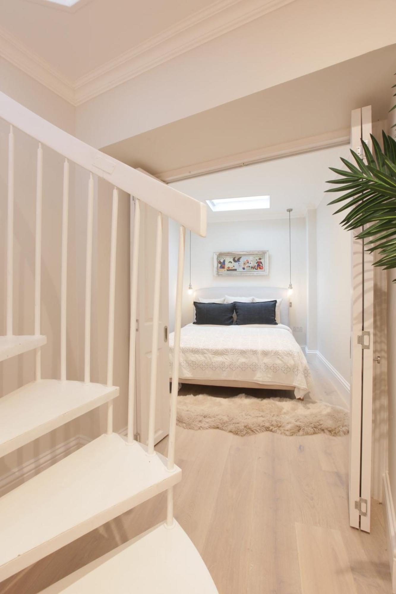 Newly Refurbished 1 Bedroom In Vibrant Notting Hill Apartment *