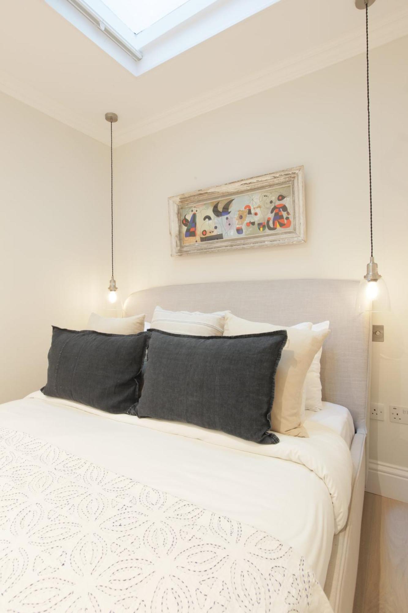 Newly Refurbished 1 Bedroom In Vibrant Notting Hill Apartment London