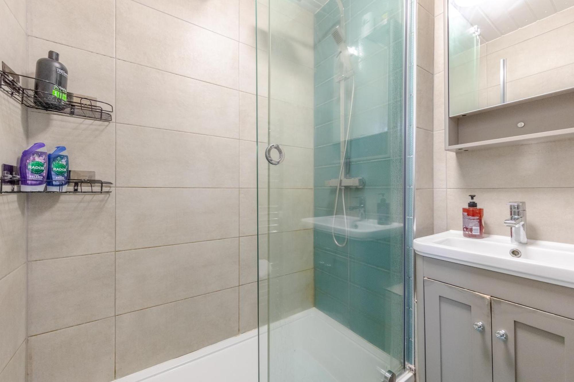 Spacious 3 Bedroom Flat In The Heart Of Shoreditch * Londra