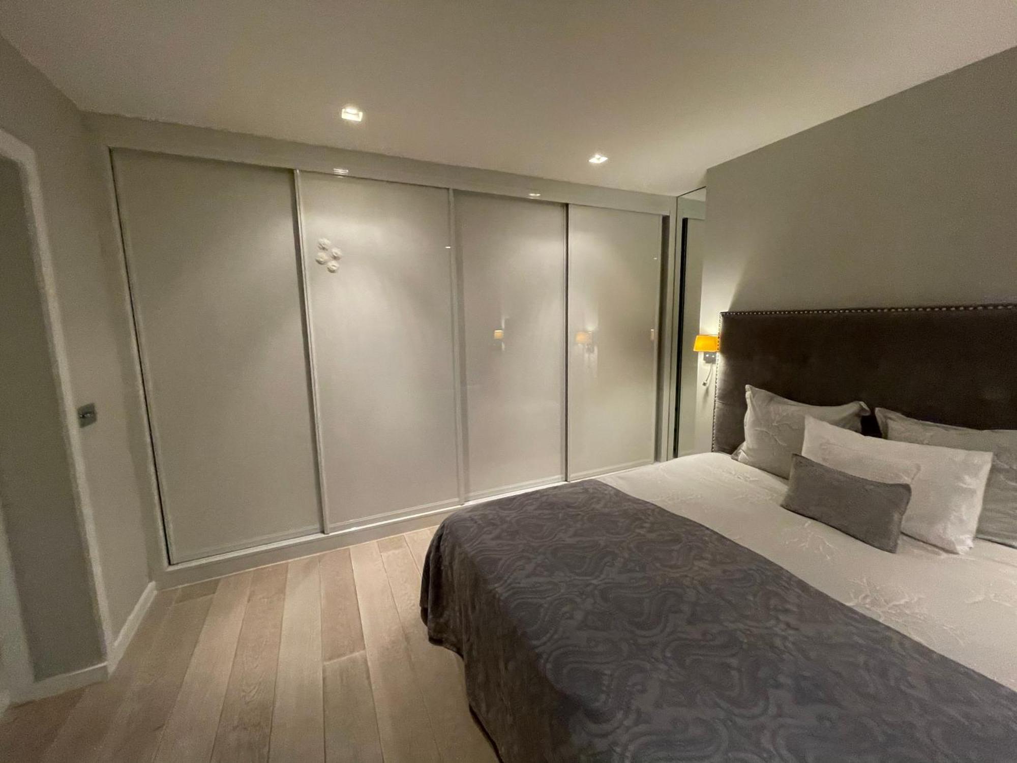 Modern And Luxurious 2 Bedroom Flat - Barons Court Appartement Londres