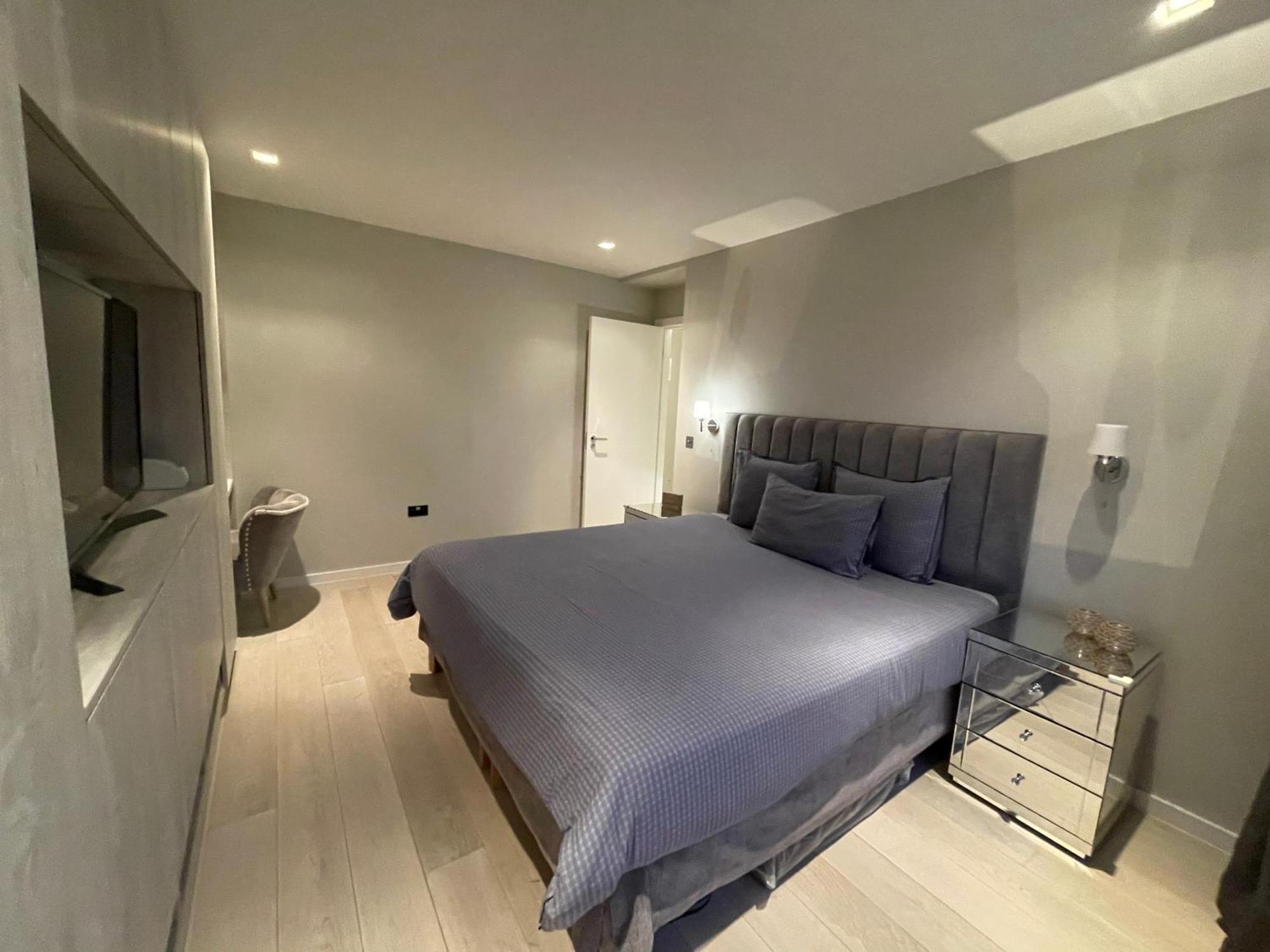Modern And Luxurious 2 Bedroom Flat - Barons Court * Londres