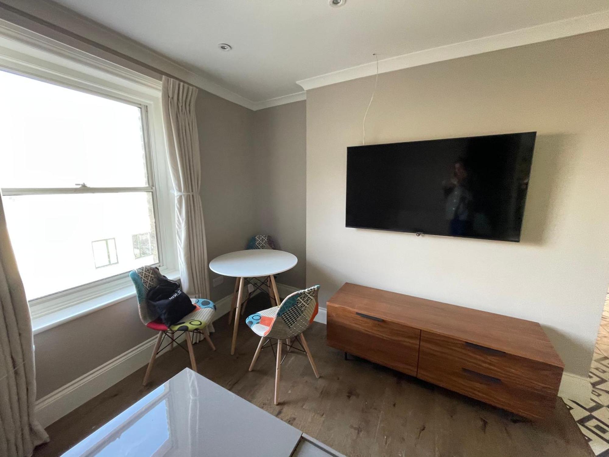 Spacious & Pristine 2bd Flat - Balham Londen