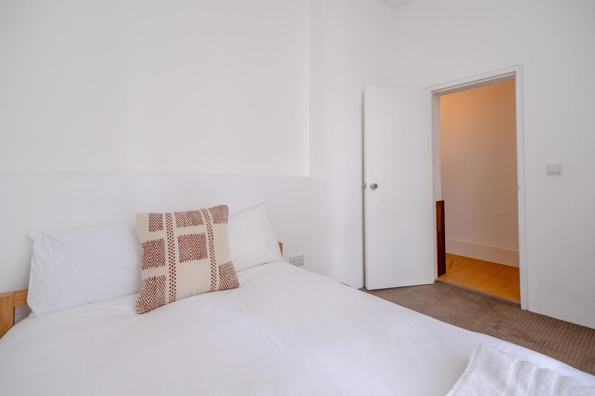 Stylish & Light Victorian 2bd Flat - Holland Park Lägenhet London