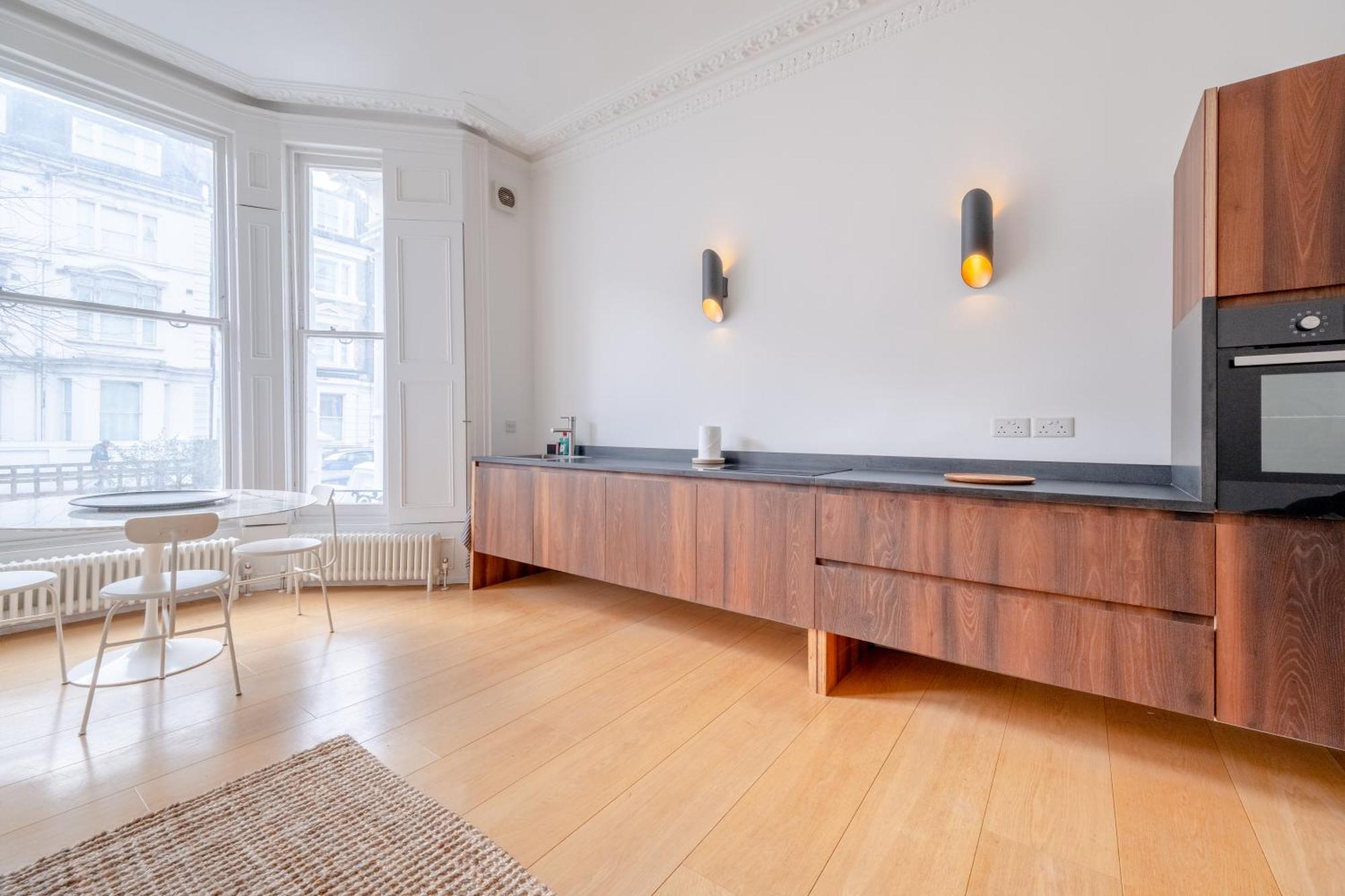 Stylish & Light Victorian 2bd Flat - Holland Park Lägenhet London