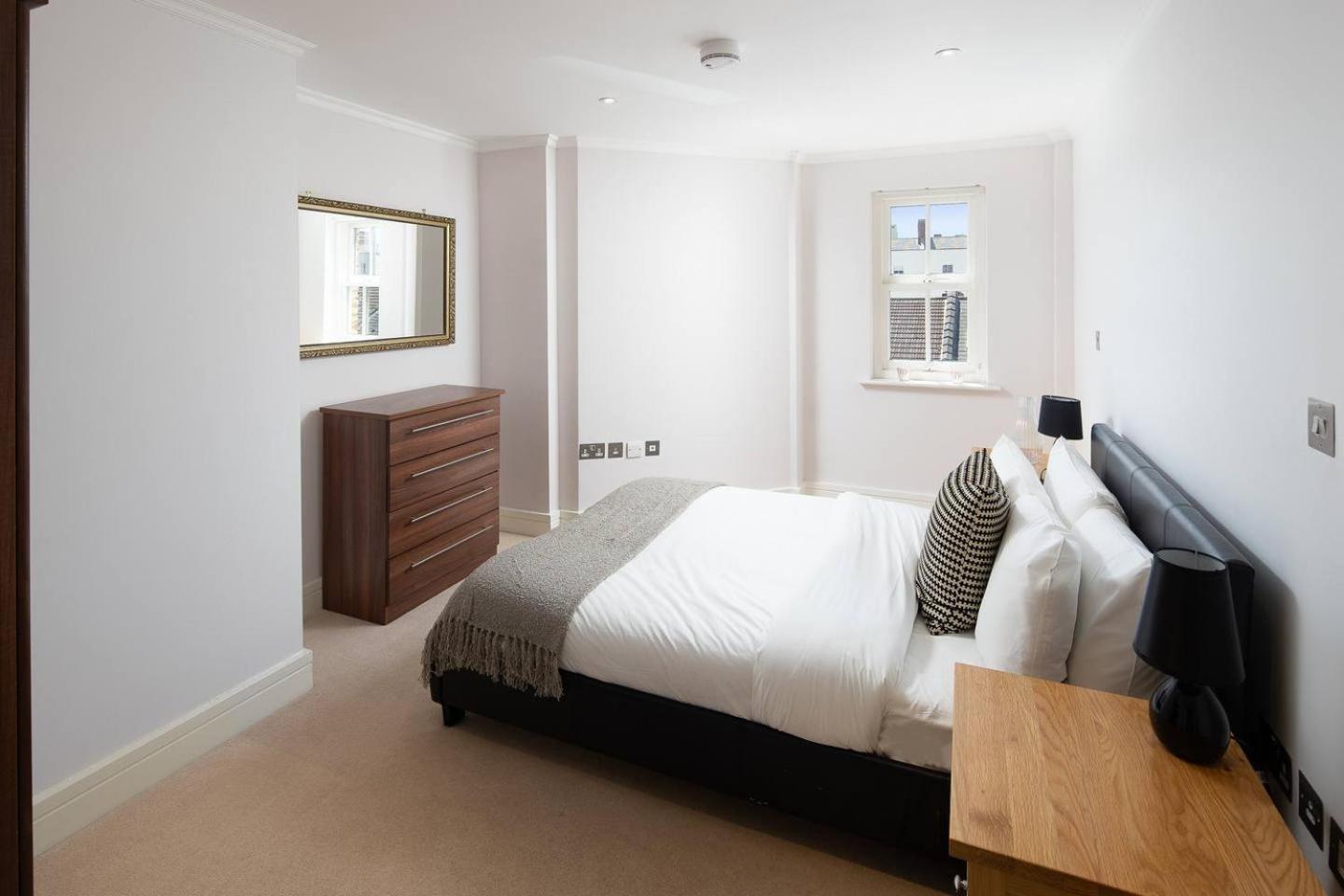 Modern Luxury Apartment, Sleeps Five, Barons Court Lägenhet *