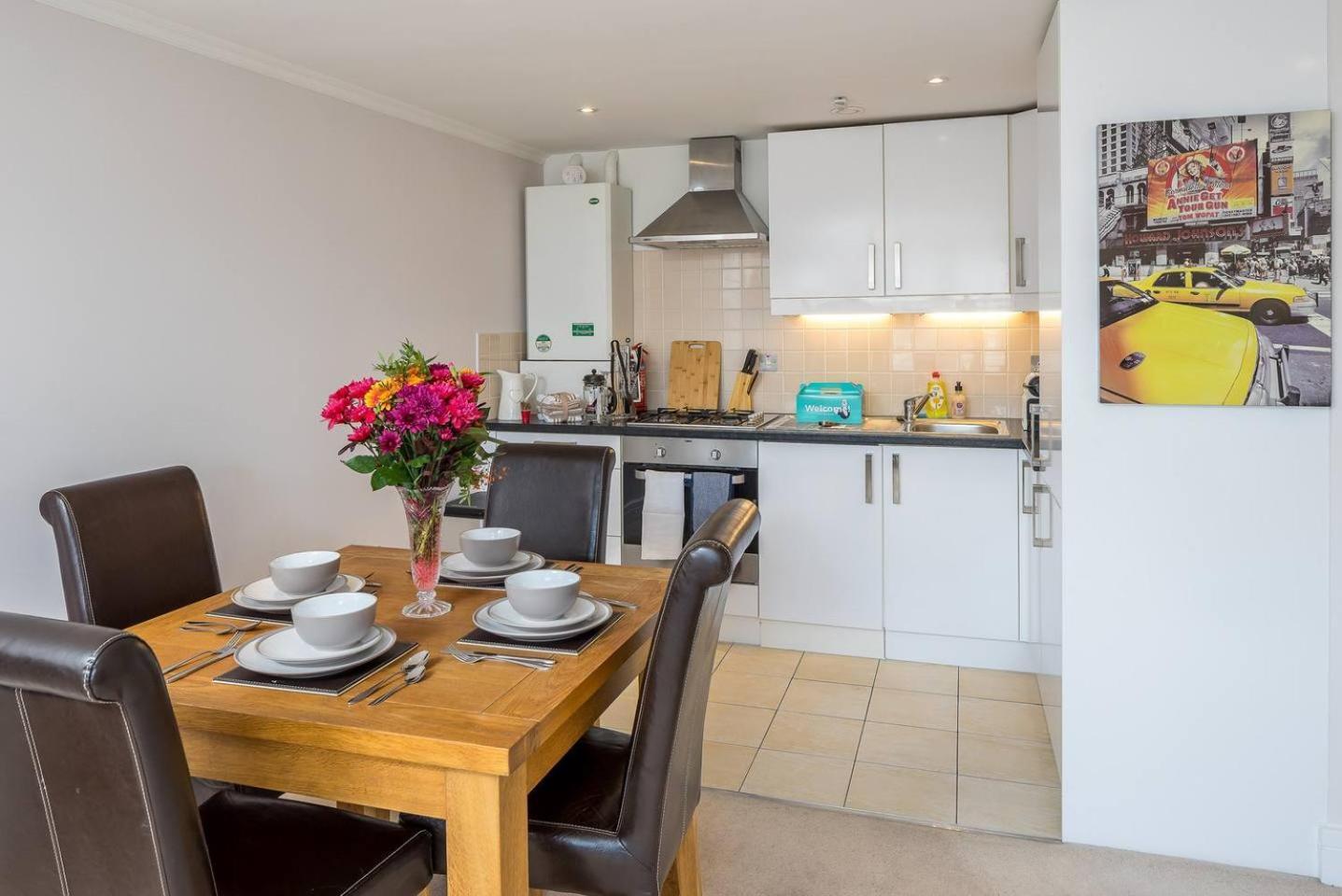 Modern Luxury Apartment, Sleeps Five, Barons Court Lägenhet London