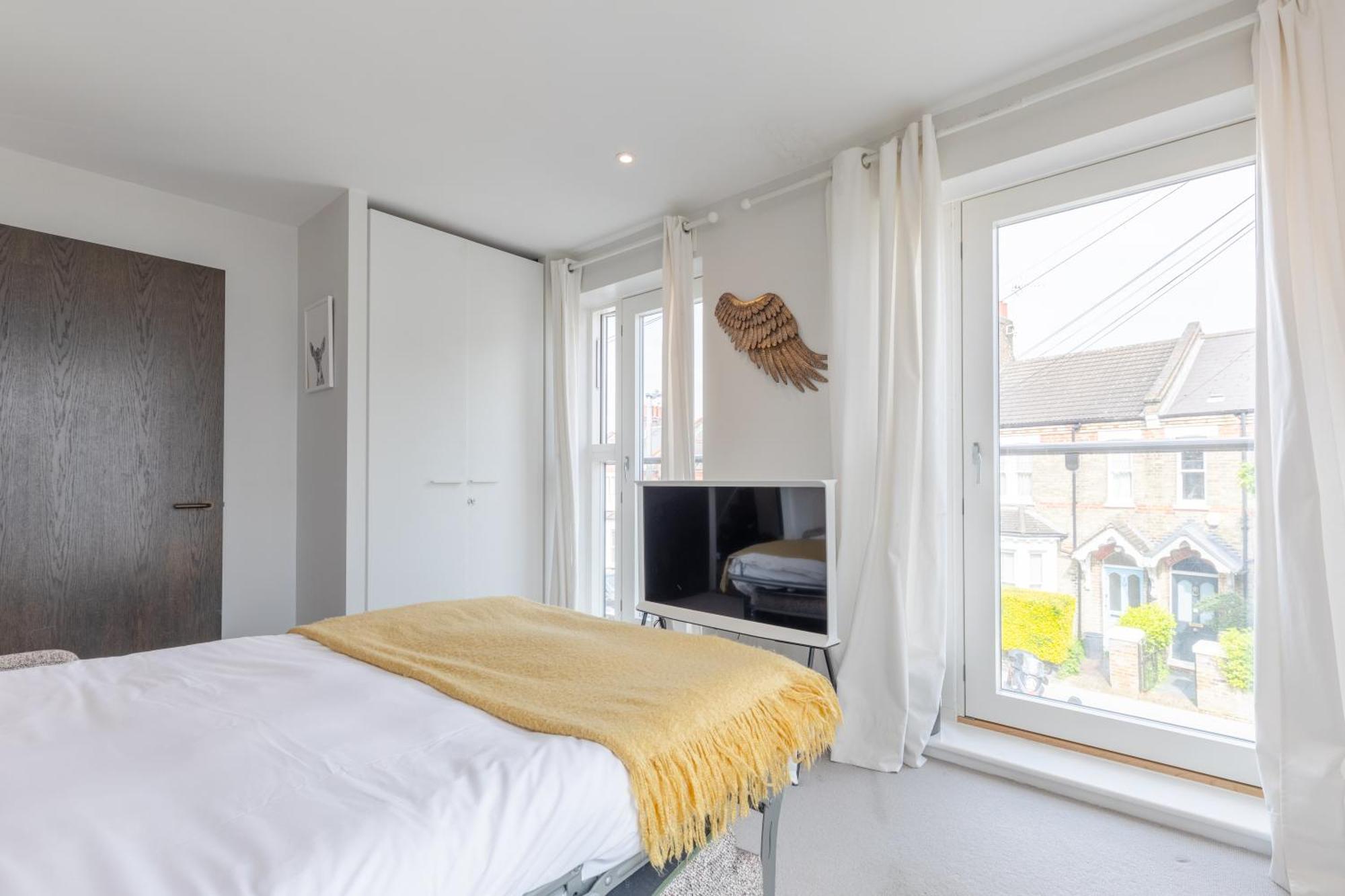 Sleek & Spacious 2bd Flat - Clapham * Londen