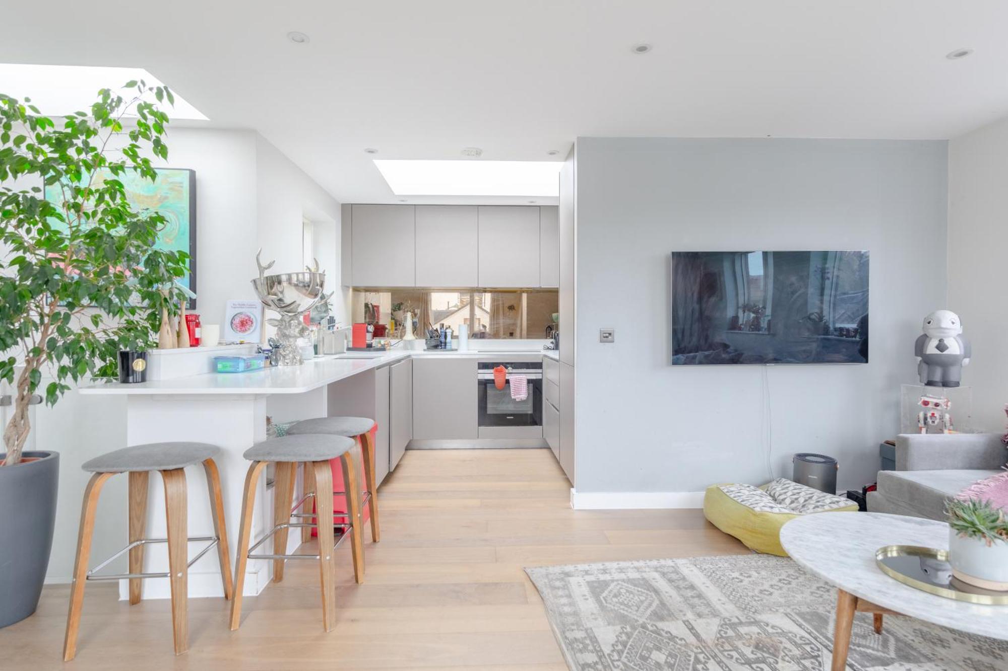 Sleek & Spacious 2bd Flat - Clapham * Londen