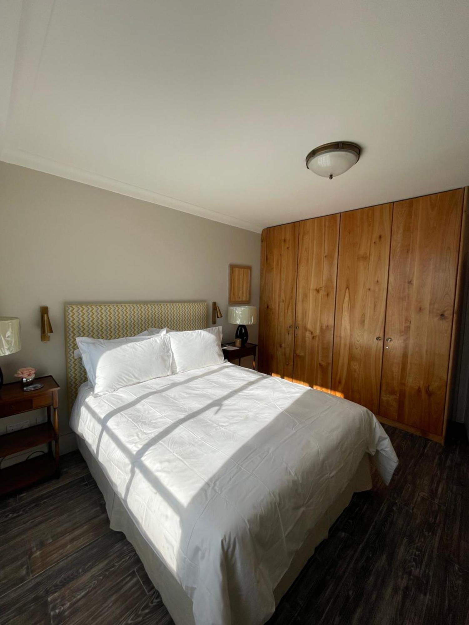 Beautifully Decorated 1bd Oasis - Earl's Court! Lejlighed London