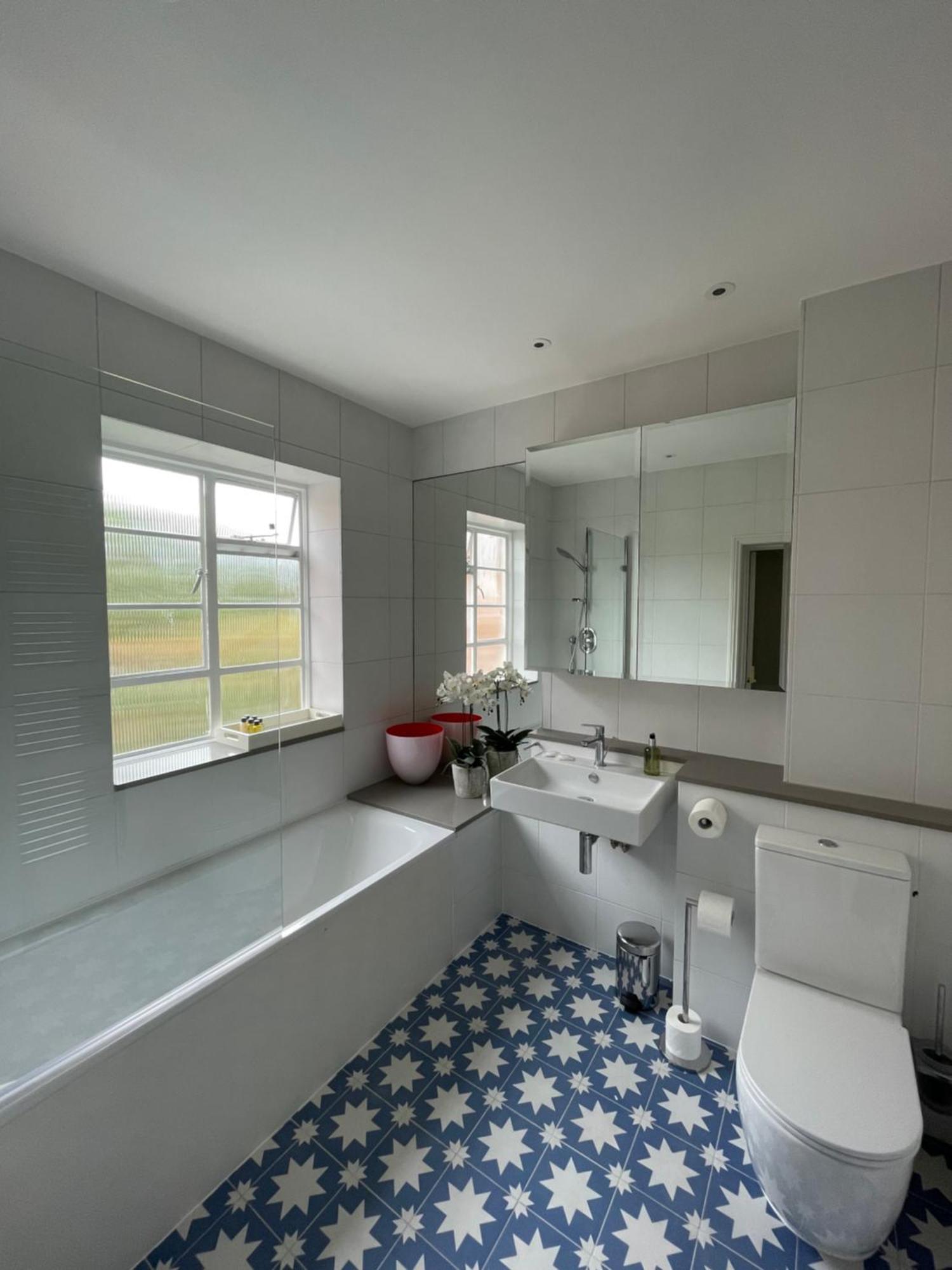 Beautifully Decorated 1bd Oasis - Earl's Court! Lejlighed