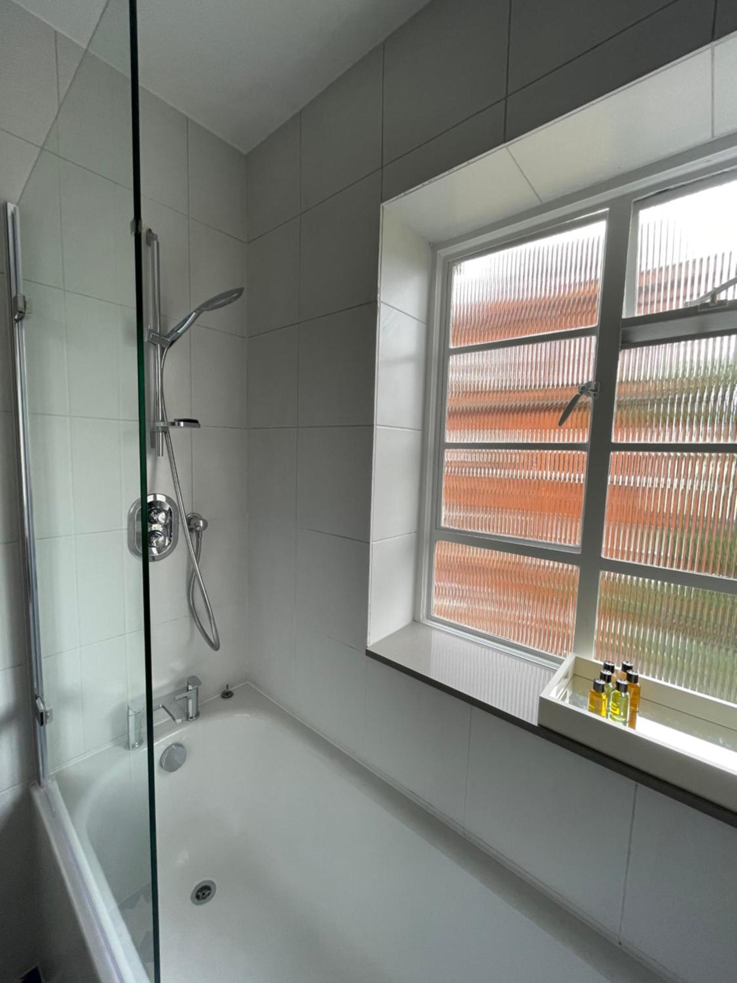 Beautifully Decorated 1bd Oasis - Earl's Court! London