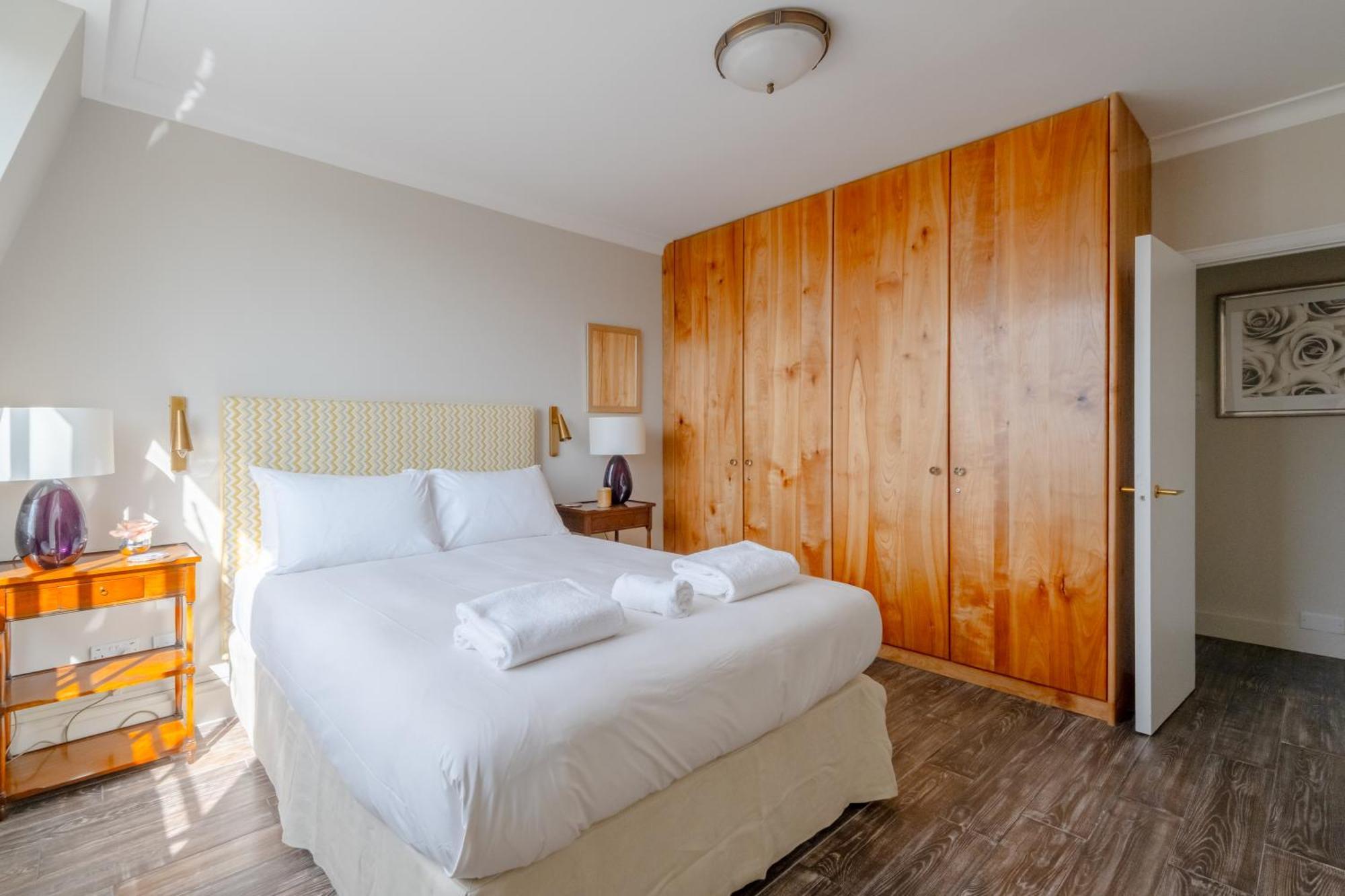 Beautifully Decorated 1bd Oasis - Earl's Court! London