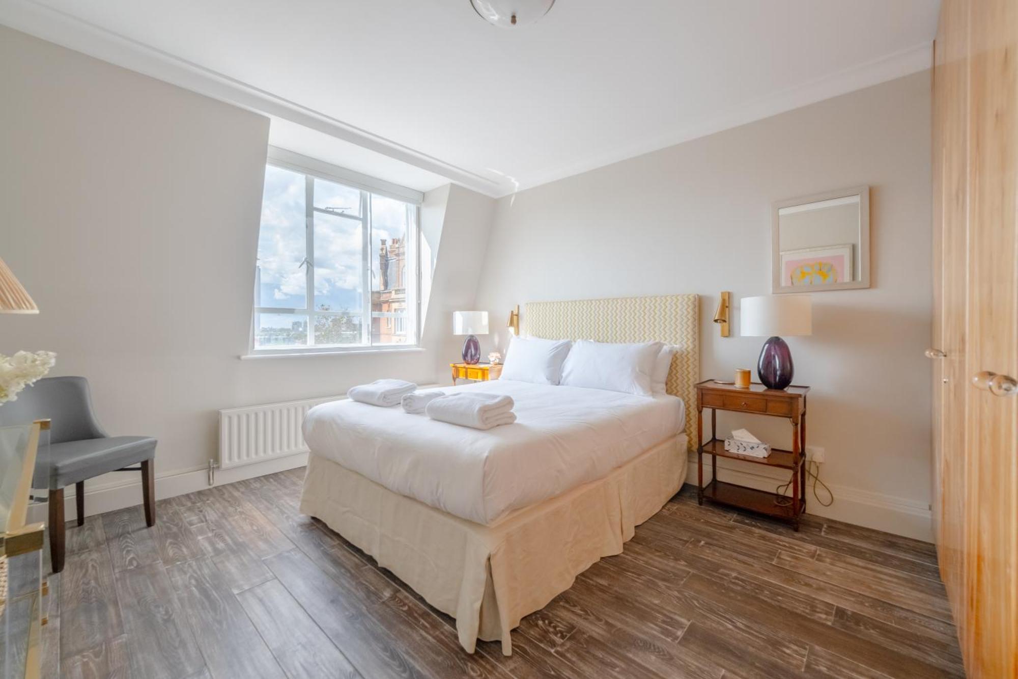 Beautifully Decorated 1bd Oasis - Earl's Court! Lejlighed London