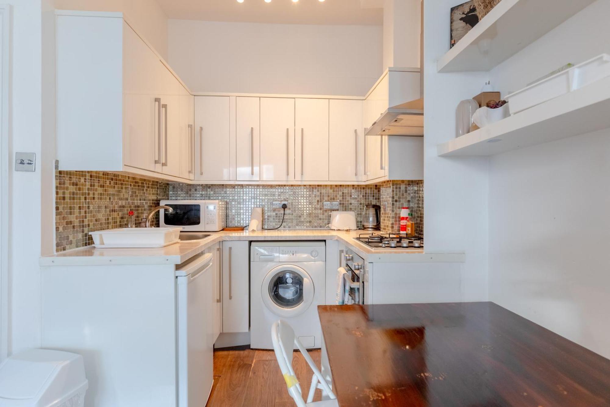 Radiant And Roomy 2bd Flat - Fulham!