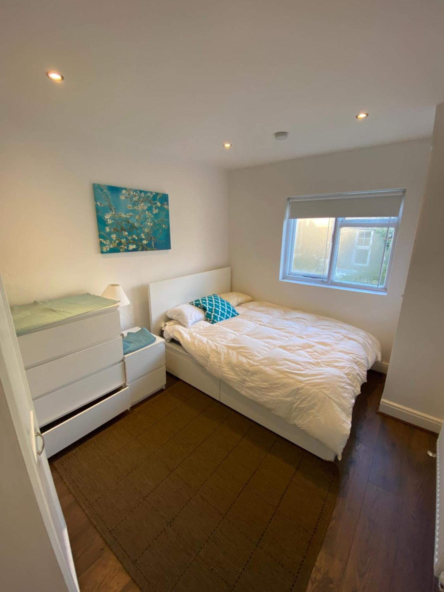 Radiant And Roomy 2bd Flat - Fulham! Apartment