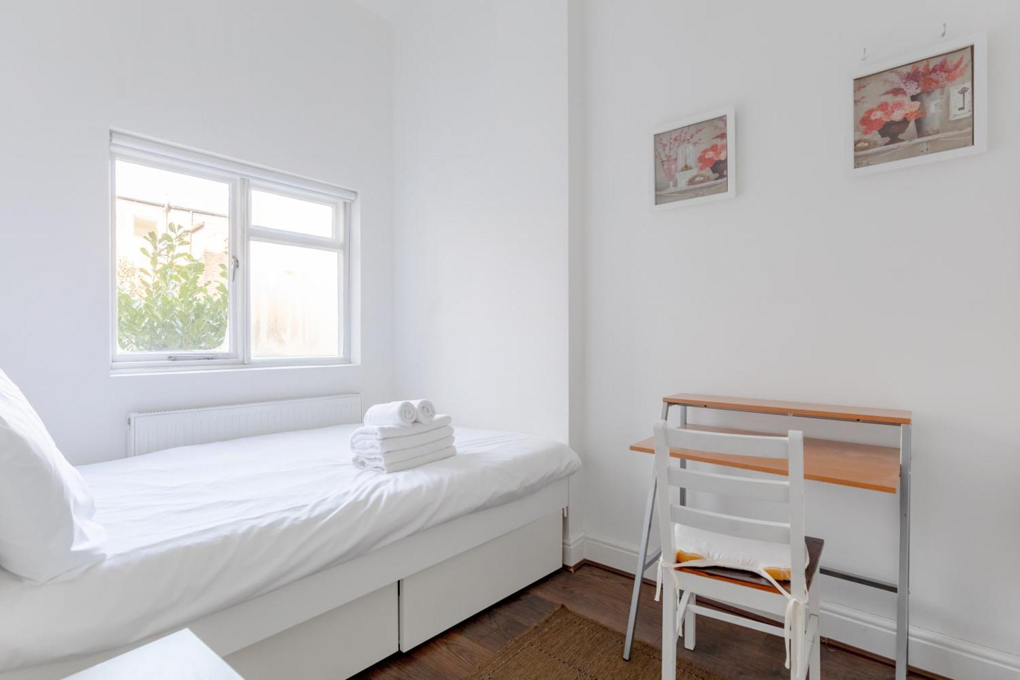 Radiant And Roomy 2bd Flat - Fulham! London