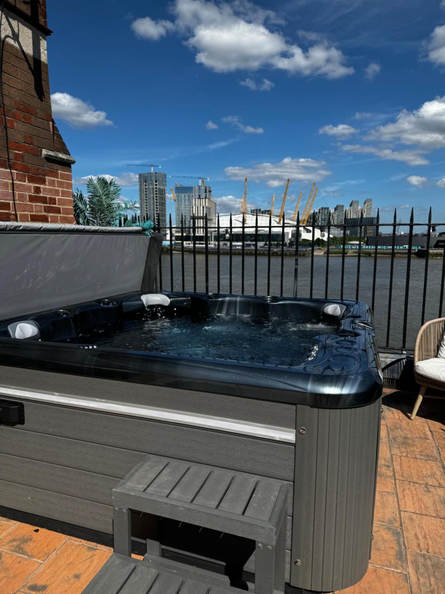 3 X Bedroom Riverside Flat With Hot Tub On Roof Terrace Londen