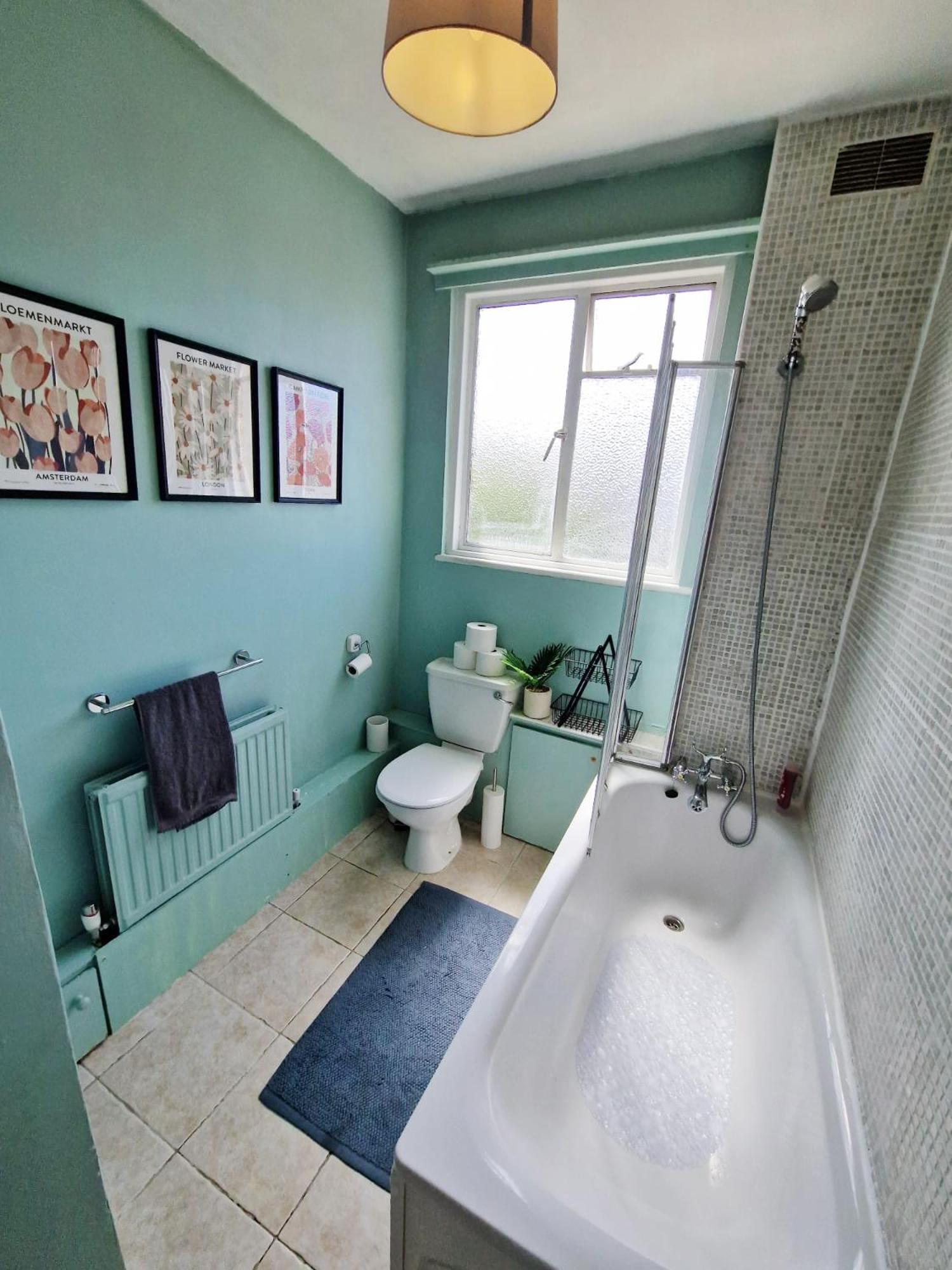 Stylish 1-bed Flat In Willesden With Private Patio Leilighet London