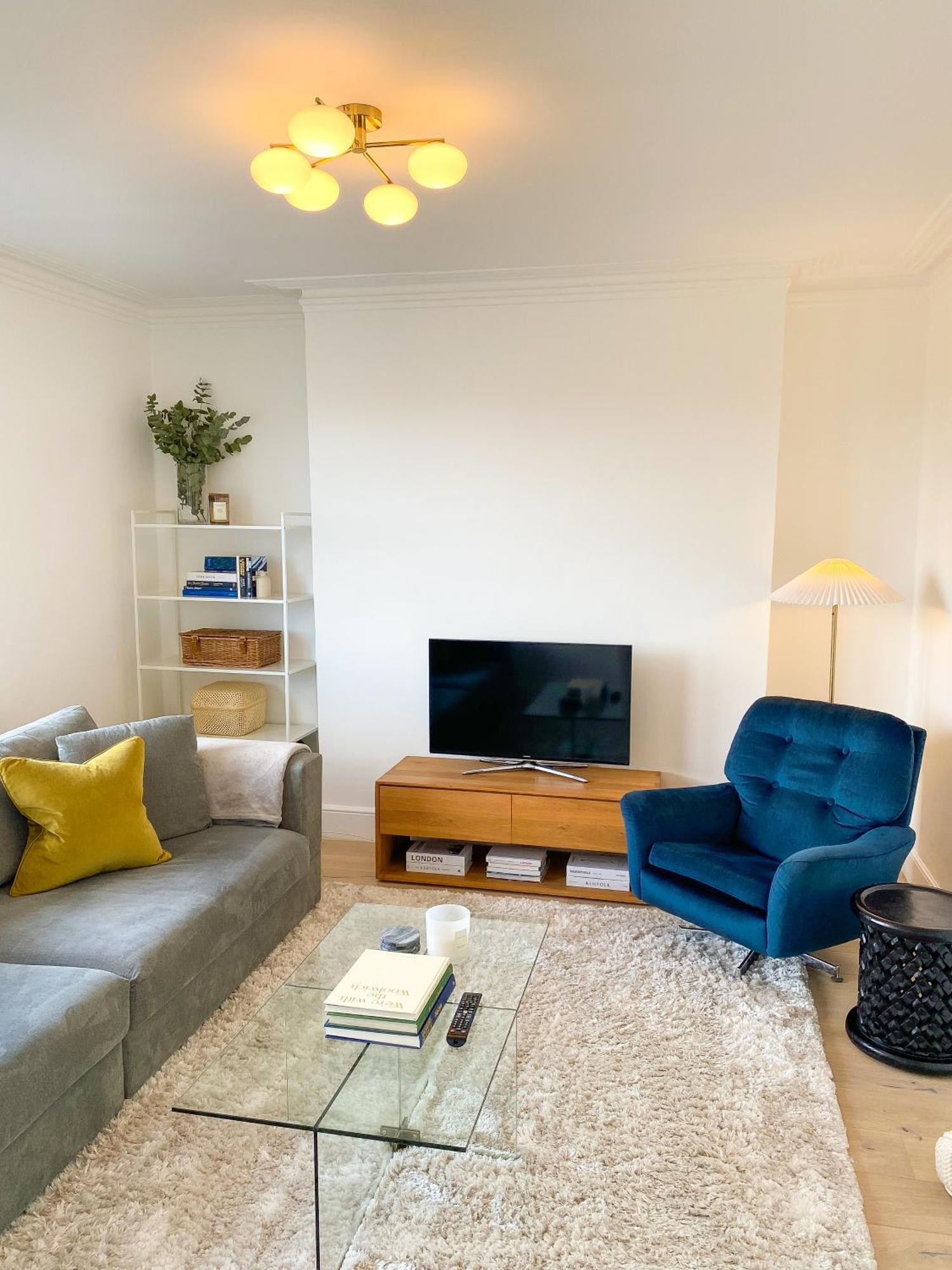 Sleek Scandi-inspired 2bd Flat Fulham Leilighet