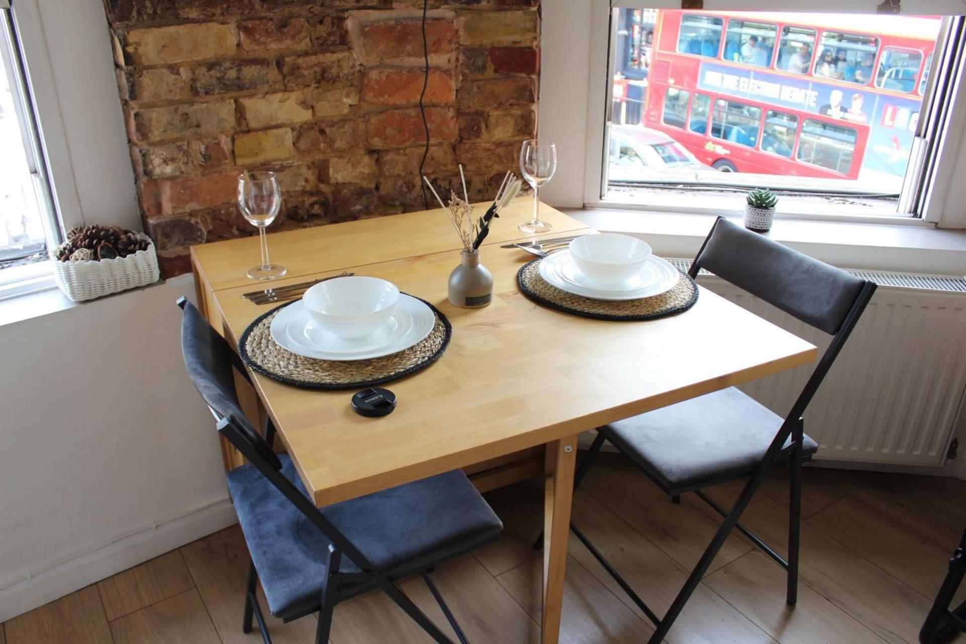 Rustic Hideout Contractor Friendly Spacious London