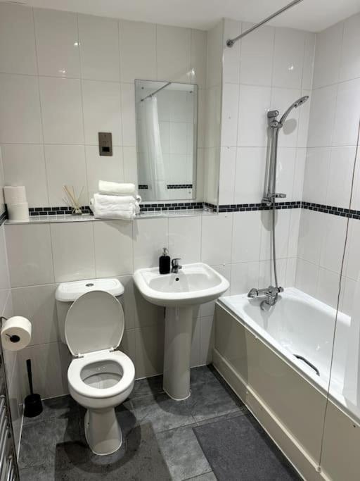 Two Bedrooms Flat In Stratford Lägenhet London