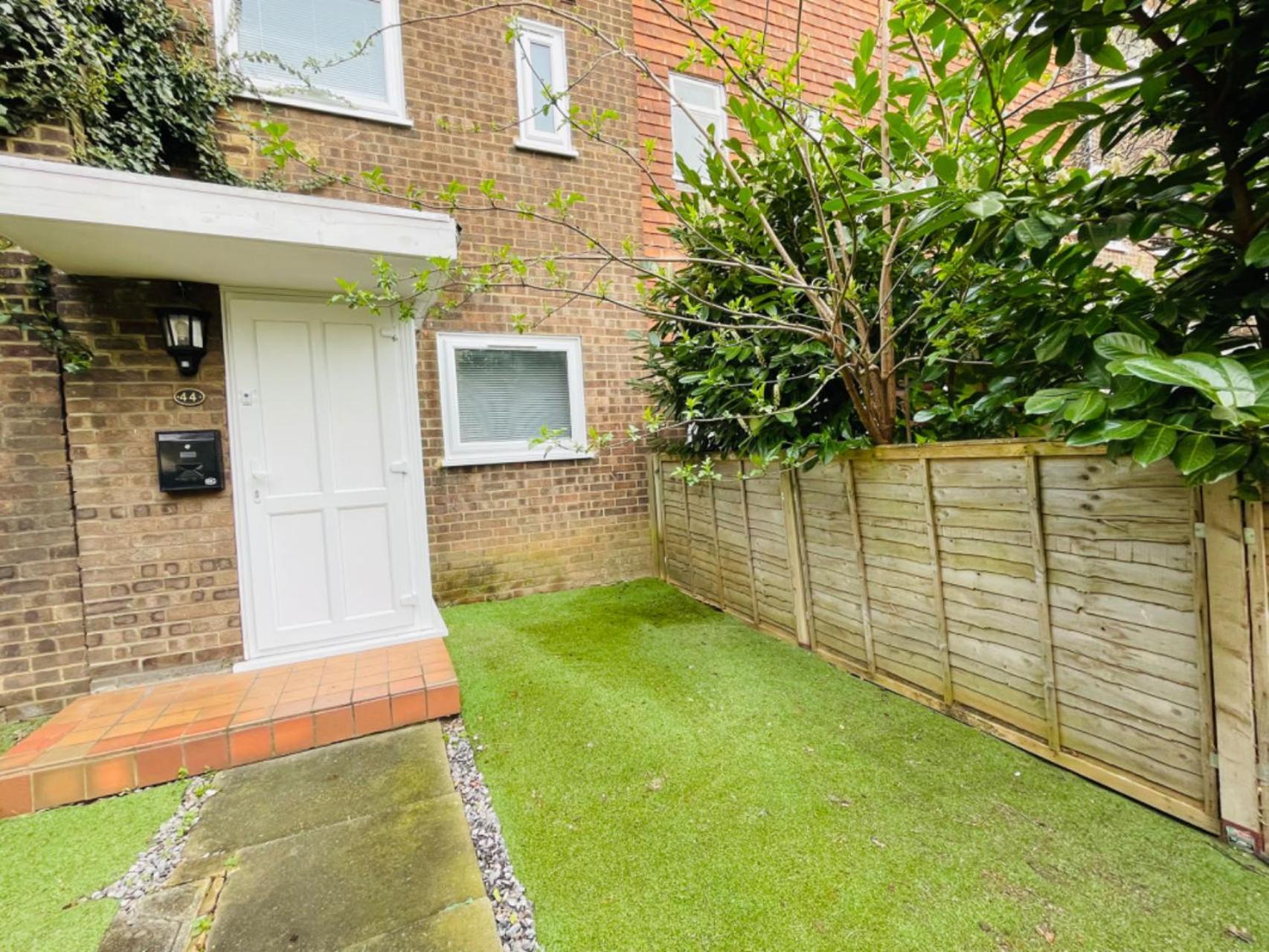 Spacious Double Bedroom With Private Bathroom Ensuite In Canary Wharf E14, Only 1 Stop To Excel And O2 For Short Or Long Let In Canary Wharf, Less Than An Hour From Heathrow, Stansted And Gatwick Airport Gasthuis