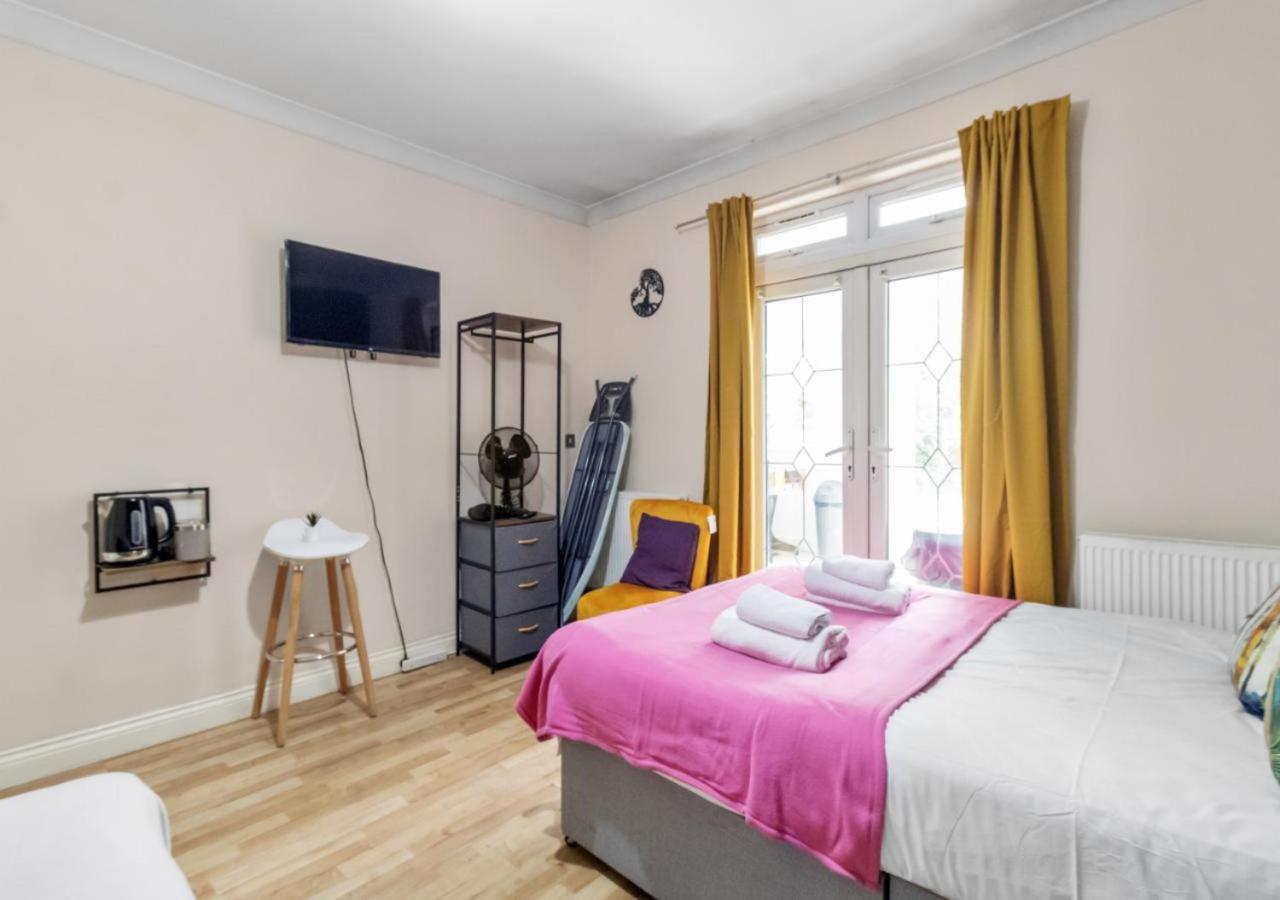 The Roundway Styles & Cosy Private In Londra