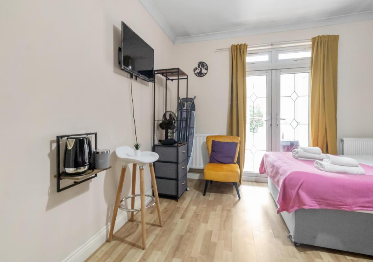 The Roundway Styles & Cosy Private In Appartamento