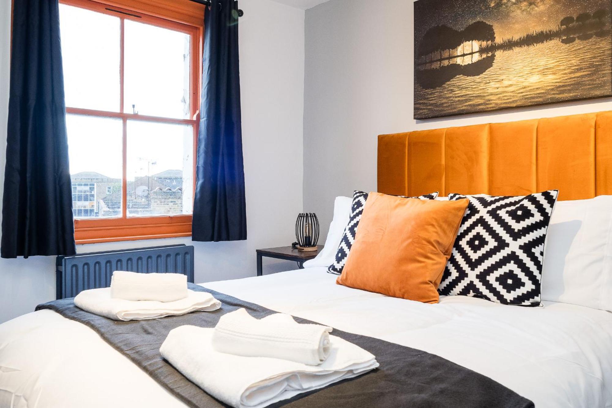 Spacious 6 Ensuite Bedroom House In Hébergement de vacances *