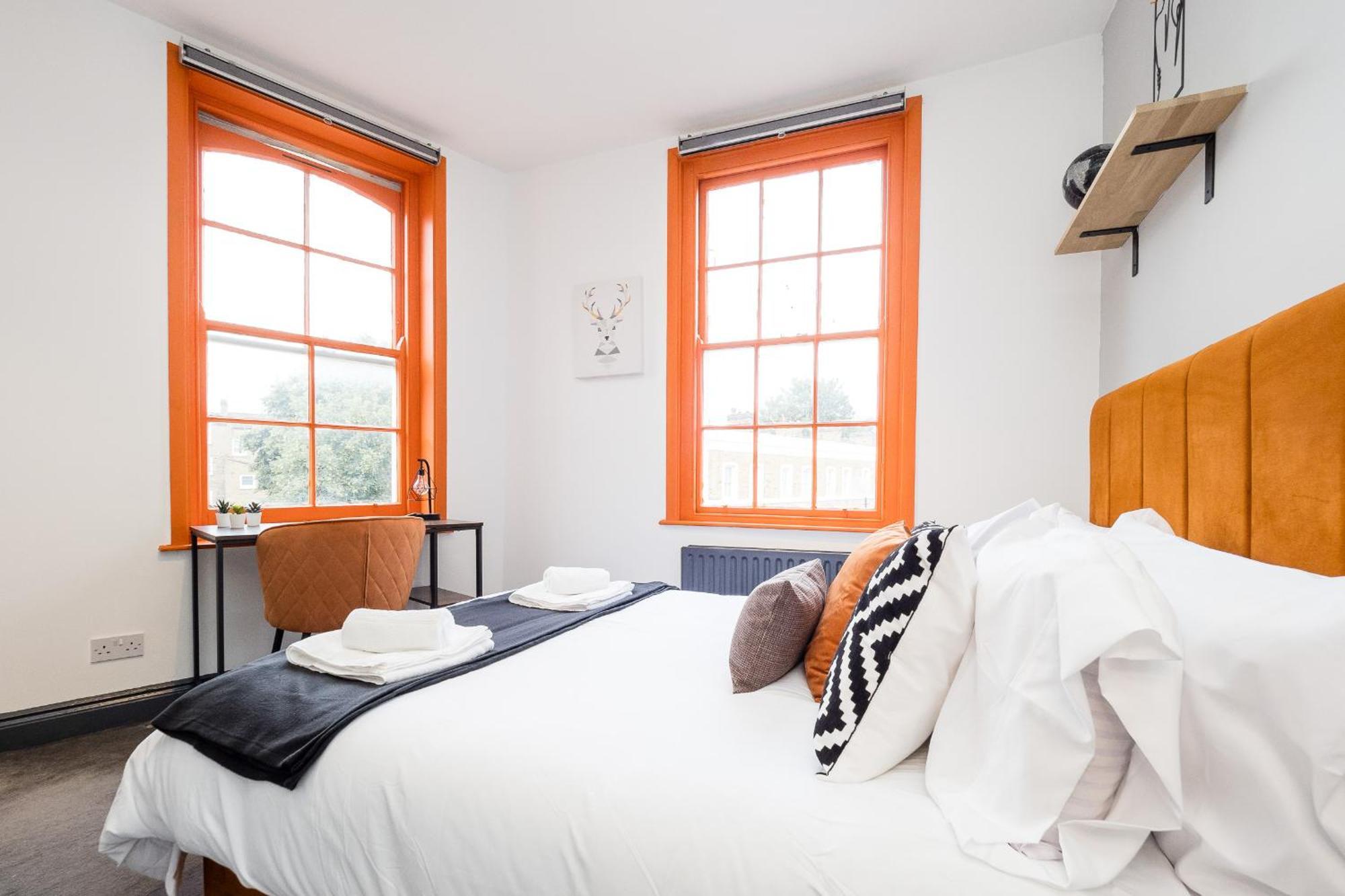 Spacious 6 Ensuite Bedroom House In Hébergement de vacances *